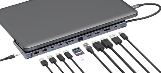 Ordinateur portable connecté à une station d'accueil avec de nombreux ports et câbles.