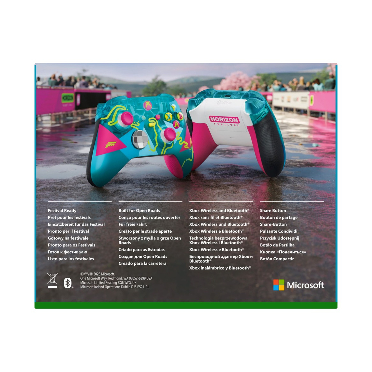 Due controller Xbox turchese e rosa con design "Horizon Festival" su terreno bagnato.