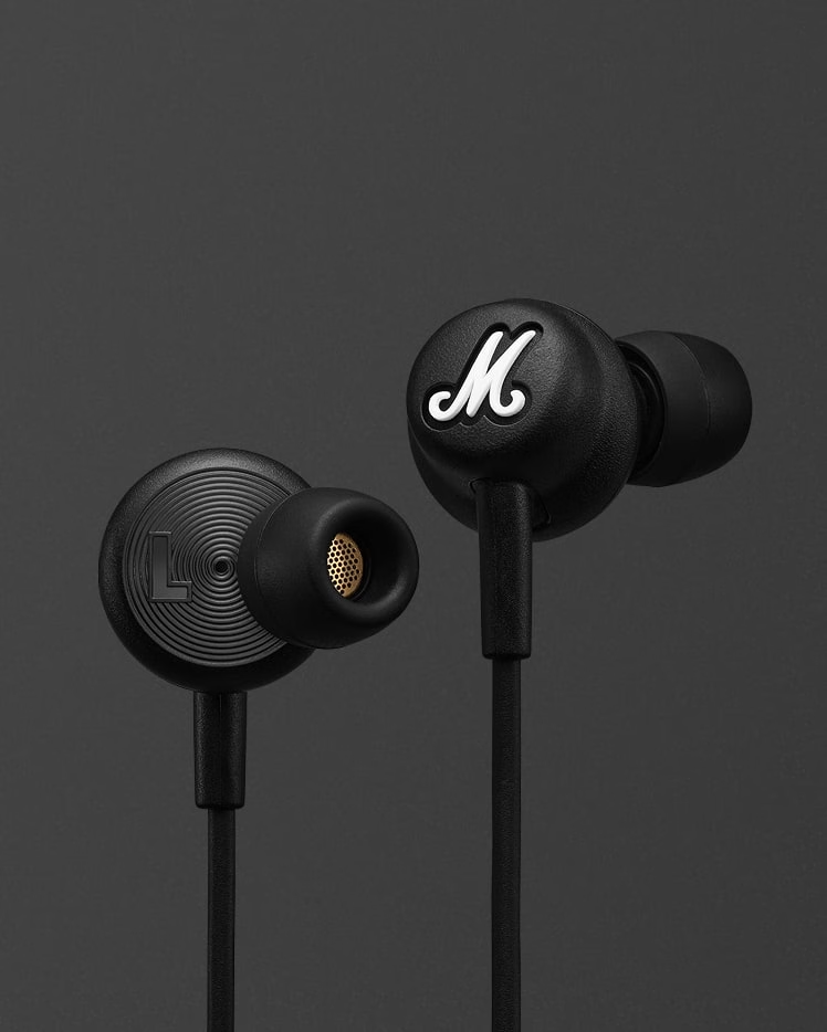 Auriculares negros Marshall in-ear con logo 'M' blanco en el auricular derecho.