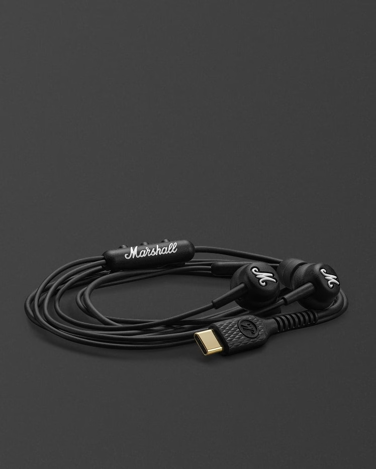 Auriculares Marshall negros intrauditivos con conector USB-C y cable enrollado.