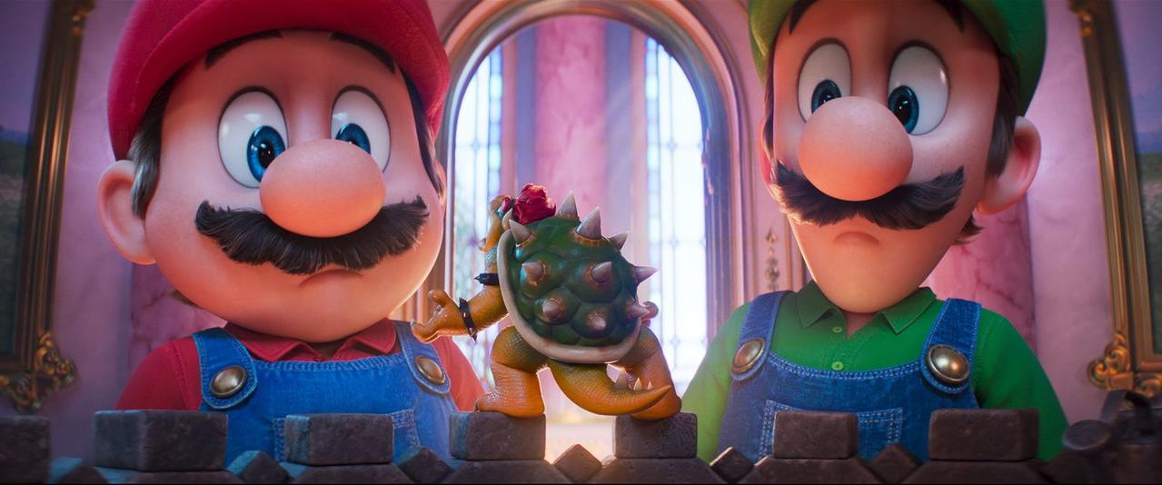 Mario und Luigi stehen neben Bowser in einem luxuriösen Raum.