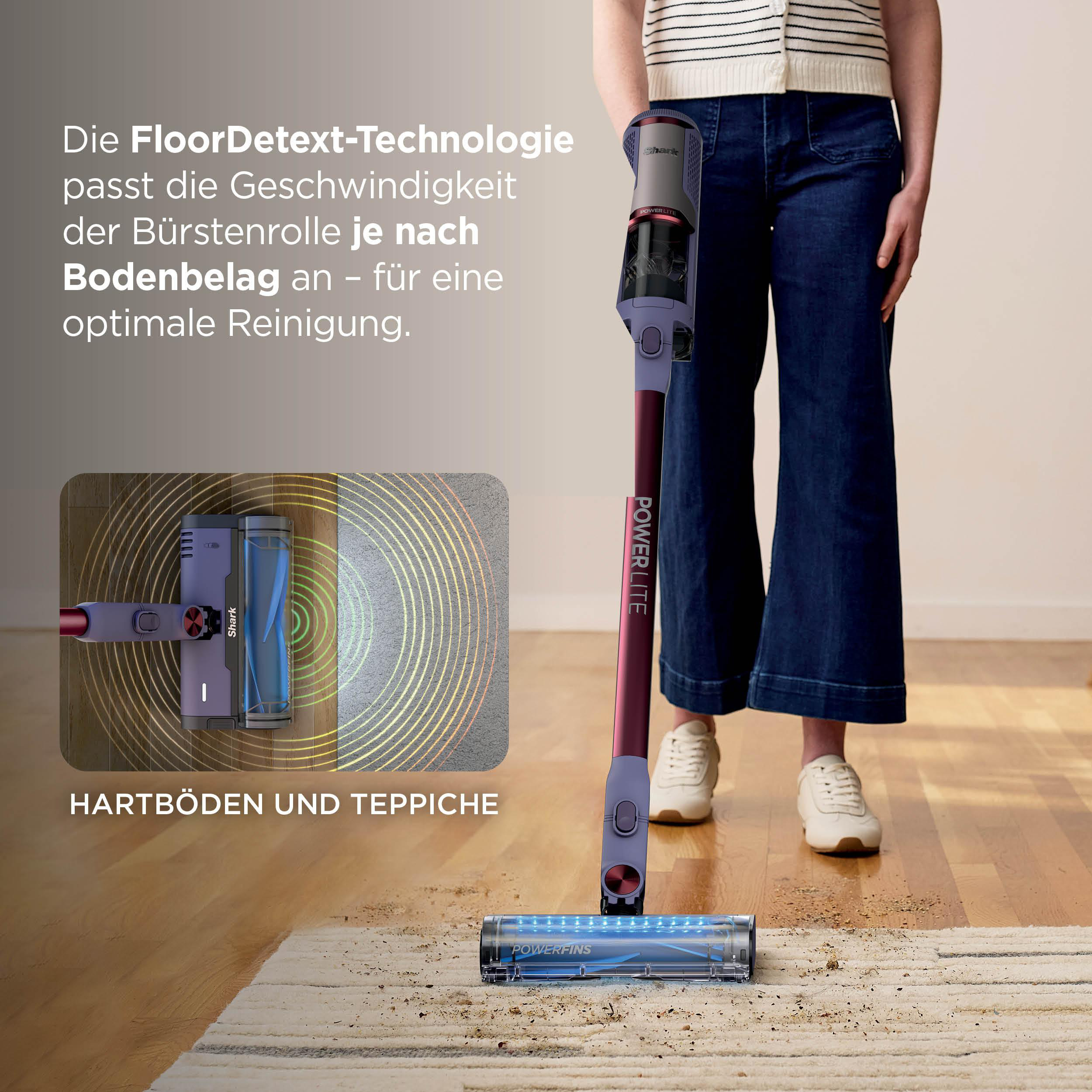 Ein Staubsauger mit FloorDetect-Technologie auf einem Holzboden und Teppich.