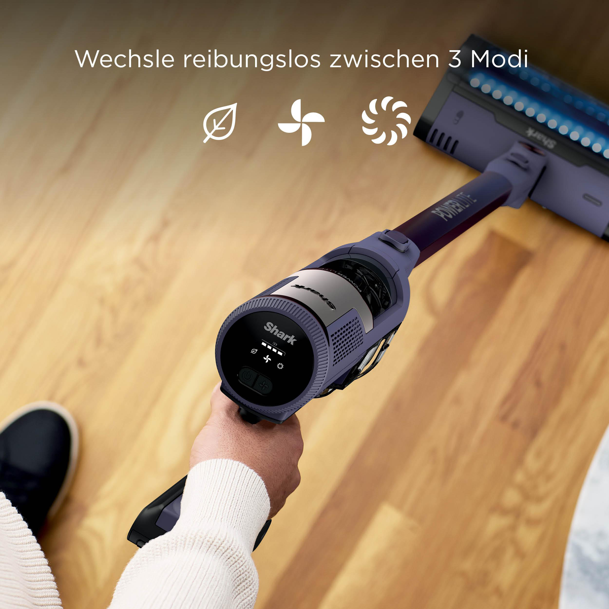 Hand hält Staubsaugergriff mit Display. Symbole für Modi und Akkuanzeige.