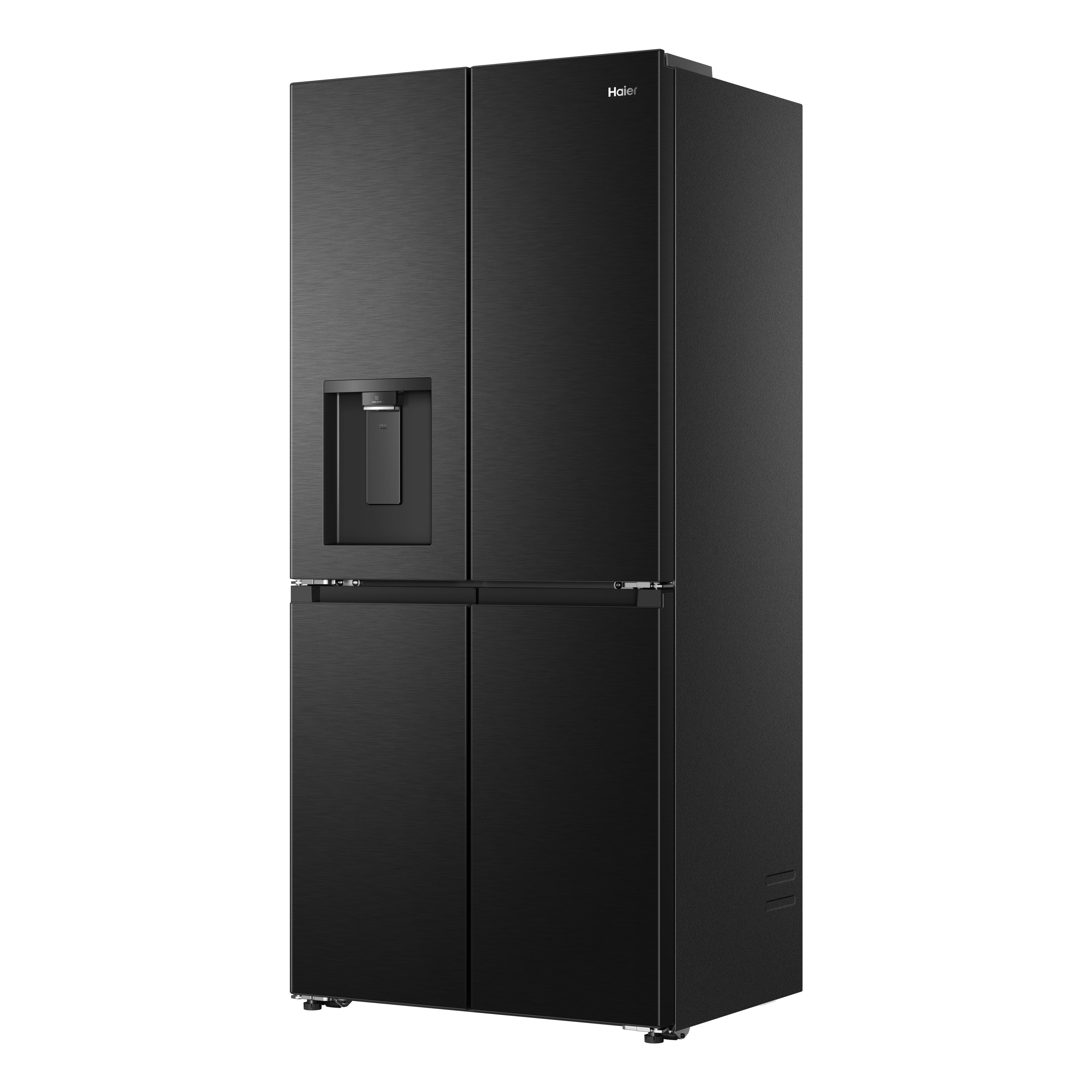 Ein schwarzer Haier-Kühlschrank mit Wasserspender ist vor einem weißen Hintergrund abgebildet.