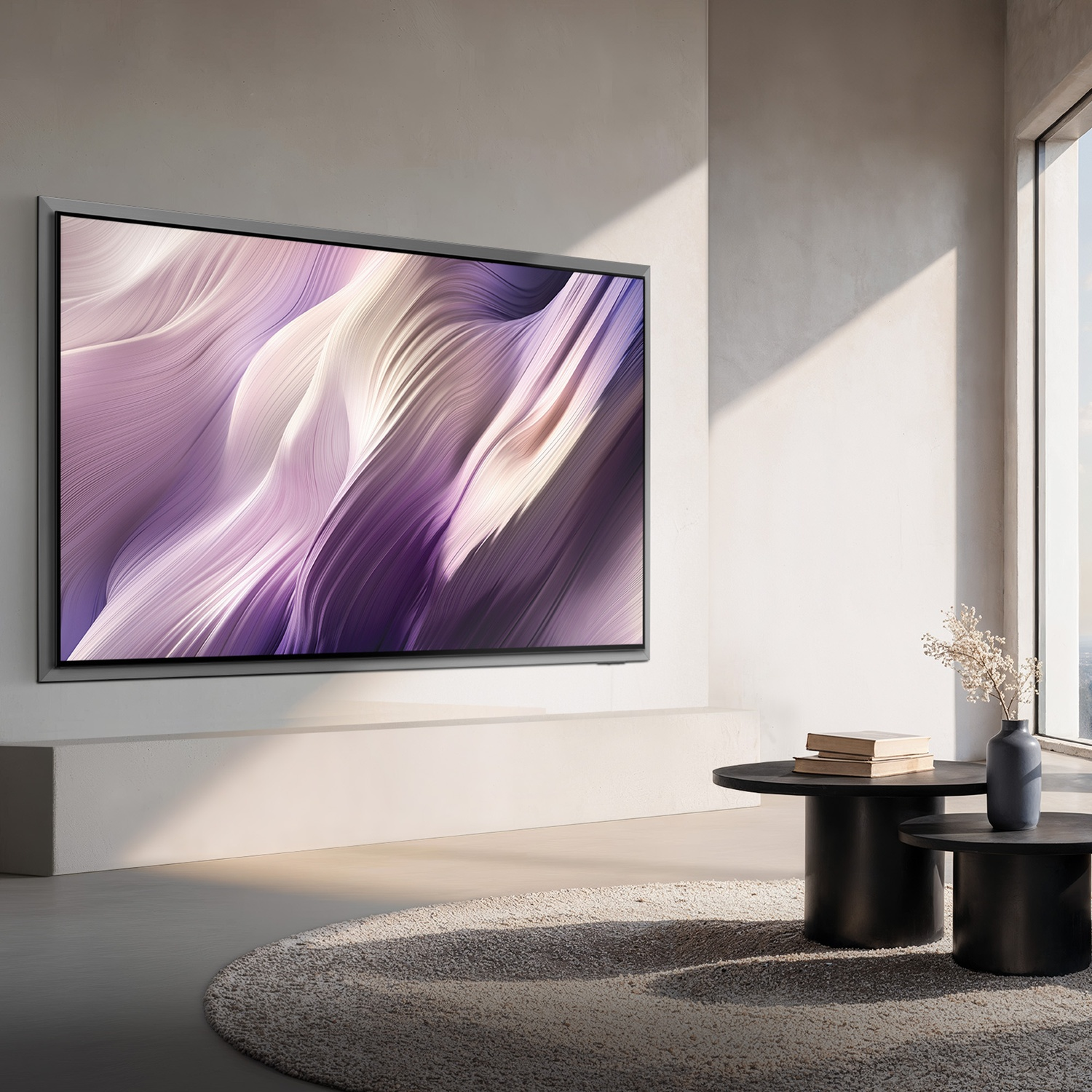 Un soggiorno moderno con un grande televisore, due tavolini e un tappeto rotondo.