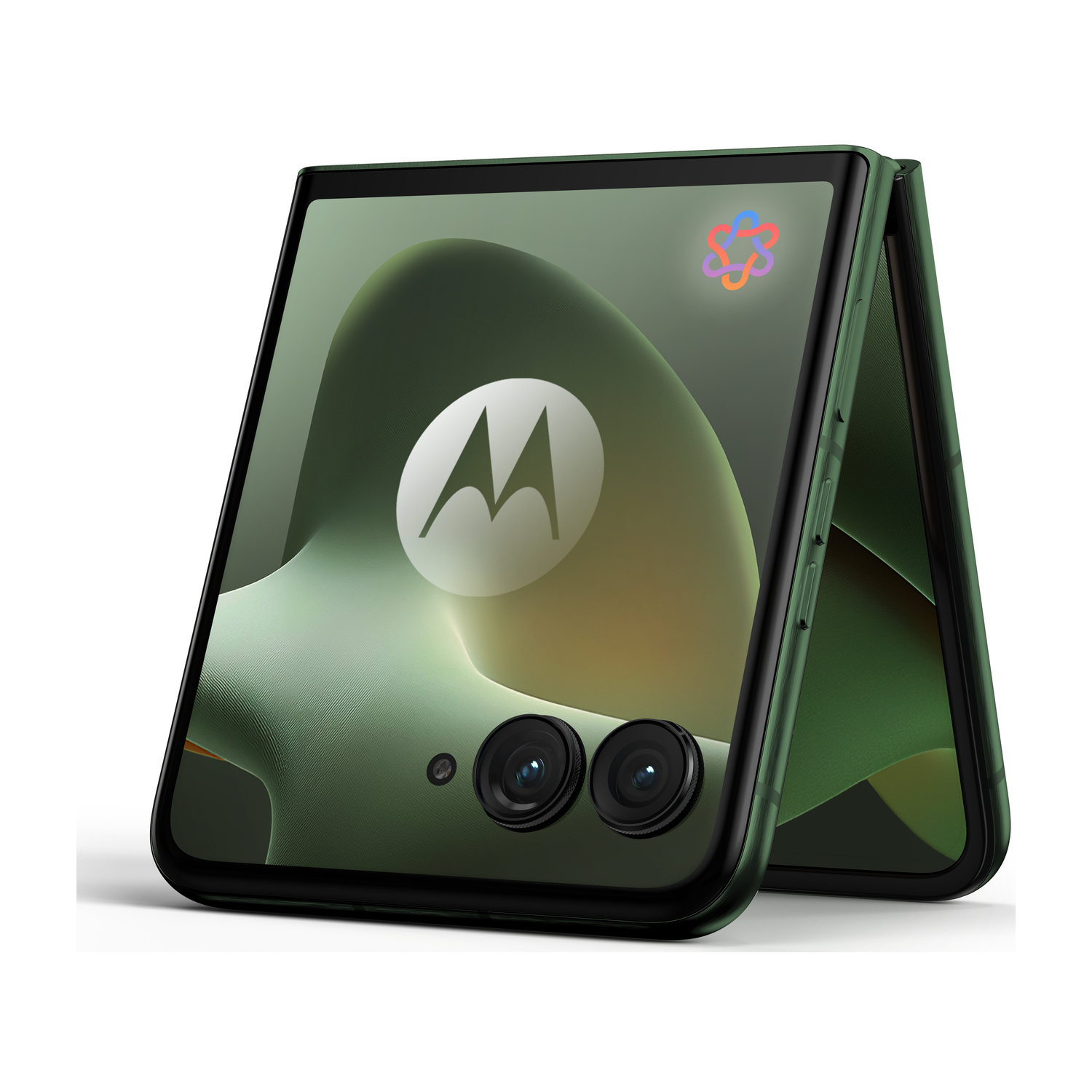 Un Motorola pieghevole verde scuro con lo schermo chiuso, in piedi su sfondo bianco.