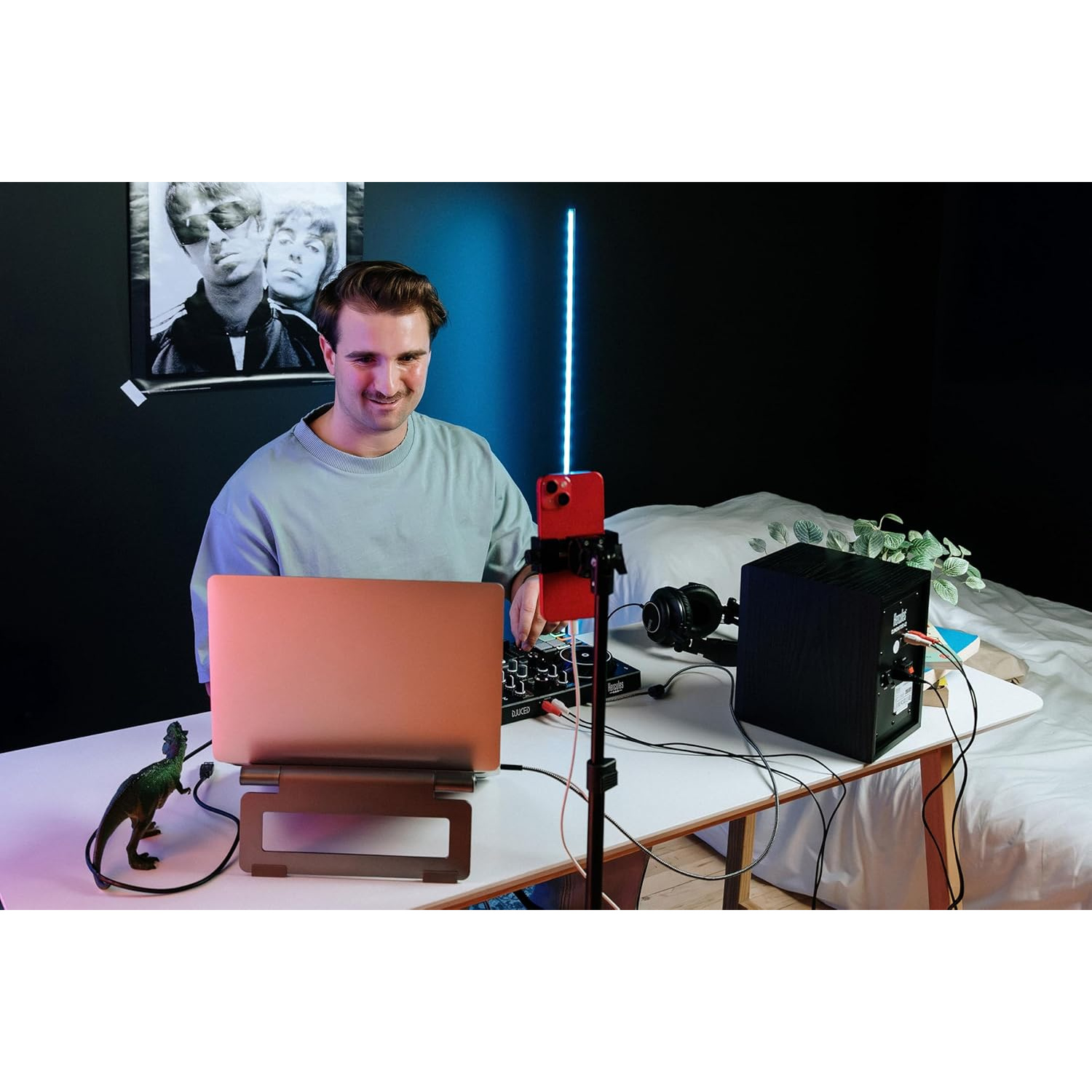 Uomo con laptop, microfono, cuffie e altoparlante per lo streaming.