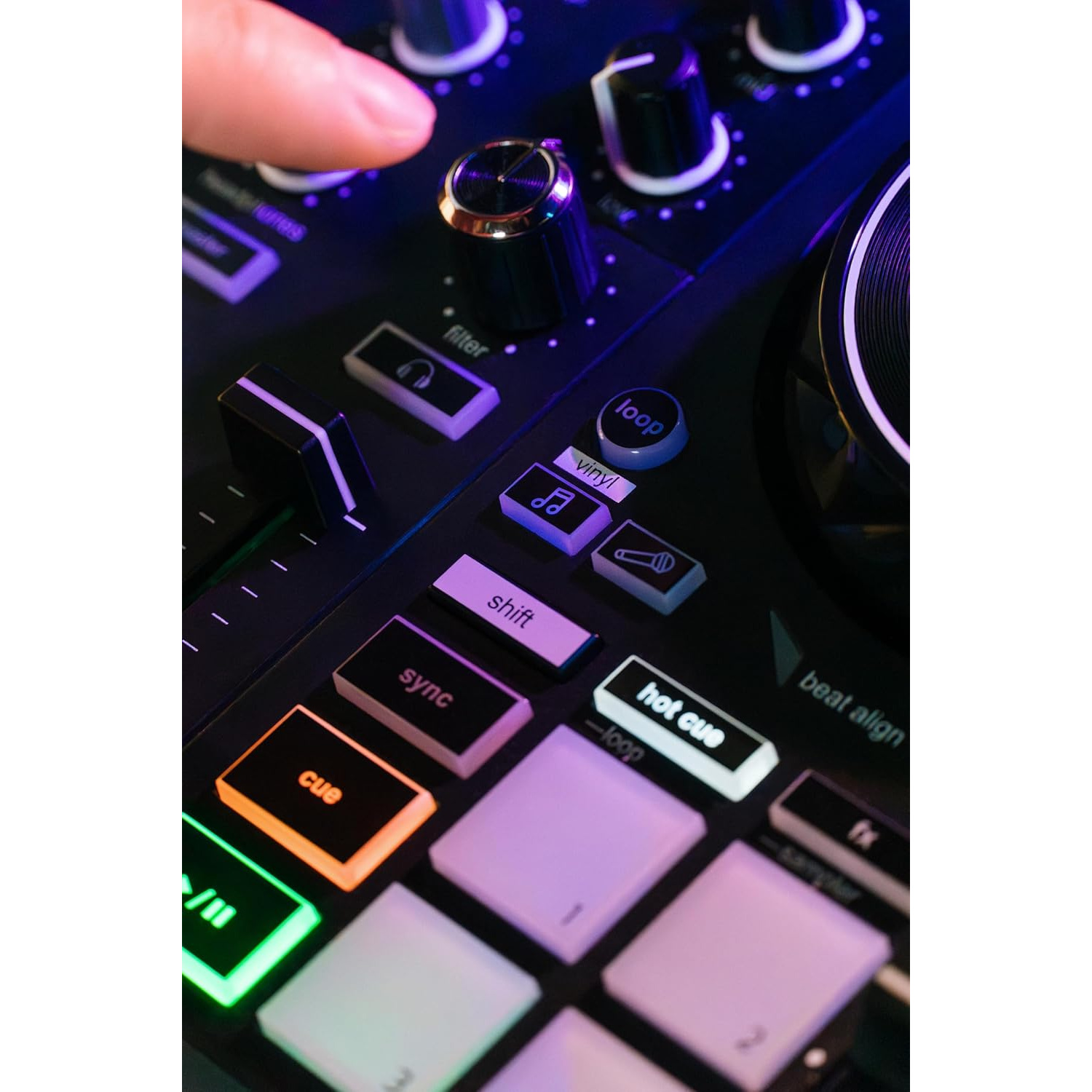 Primo piano di un controller DJ con pulsanti luminosi e una mano che regola una manopola.