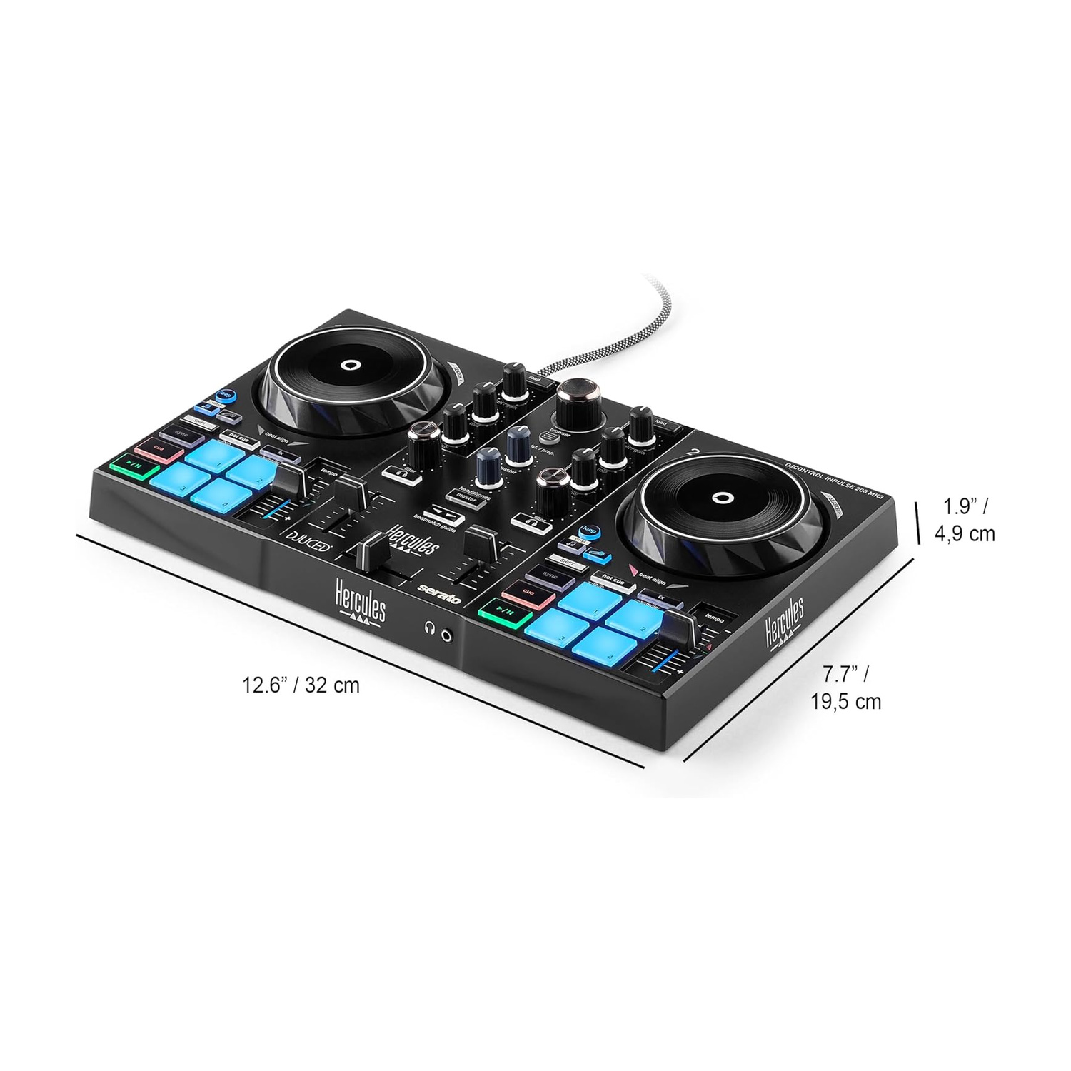Controller DJ nero con pad blu, manopole, jog wheel ed etichette. Dimensioni mostrate.