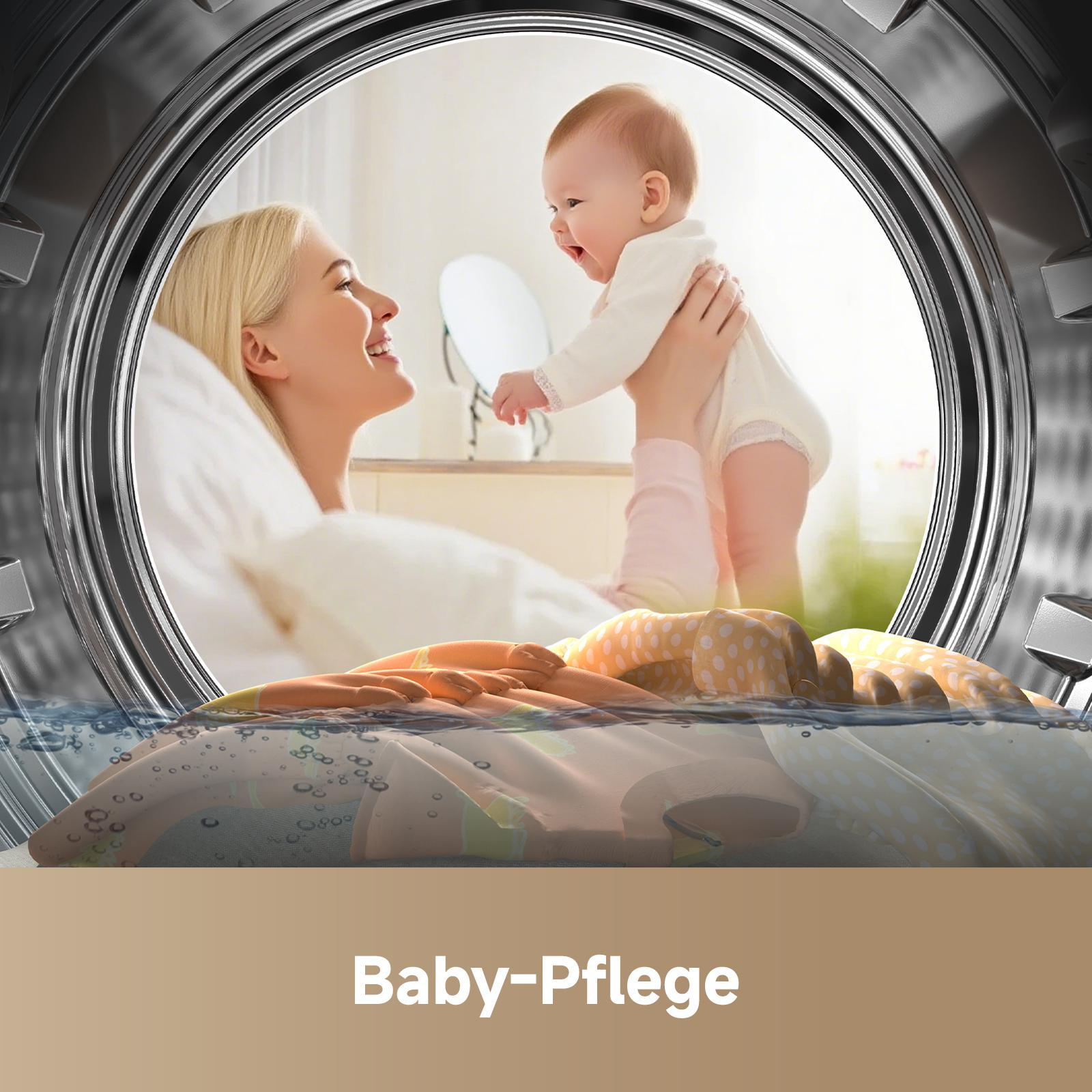 Eine Frau hält ein Baby vor einer Waschmaschine mit Wäsche im Wasser.
