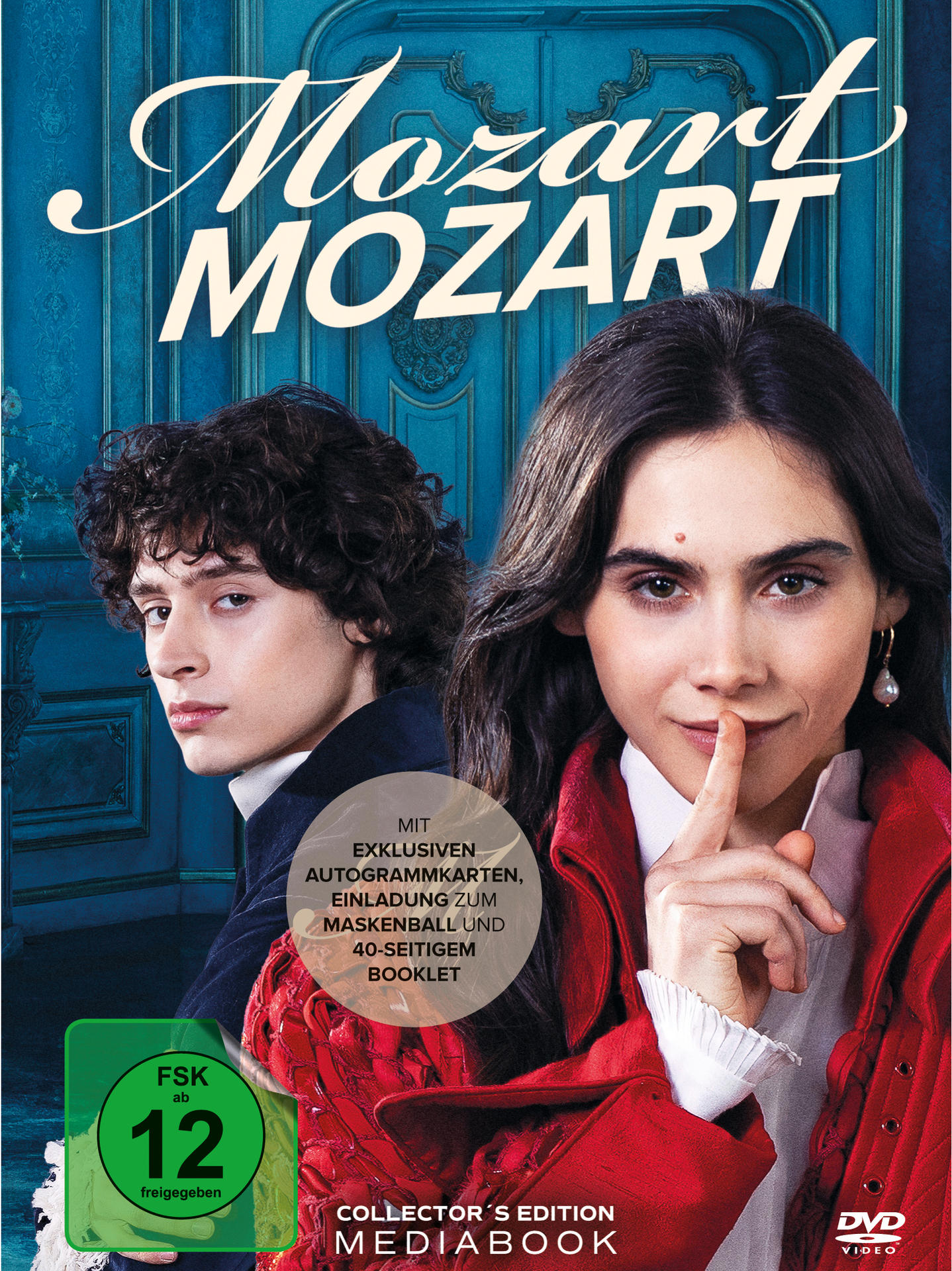 Zwei junge Leute vor blauer Tür, "Mozart" Schriftzug, FSK 12 Siegel.