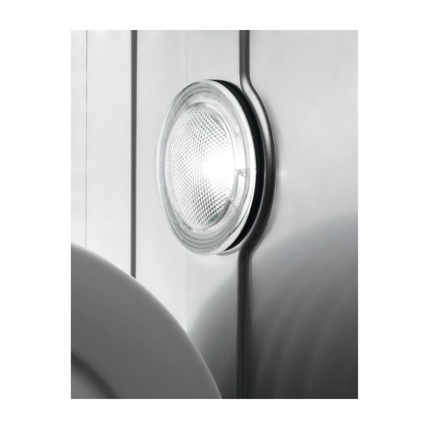 Una lampada rotonda con copertura in vetro su un muro.
