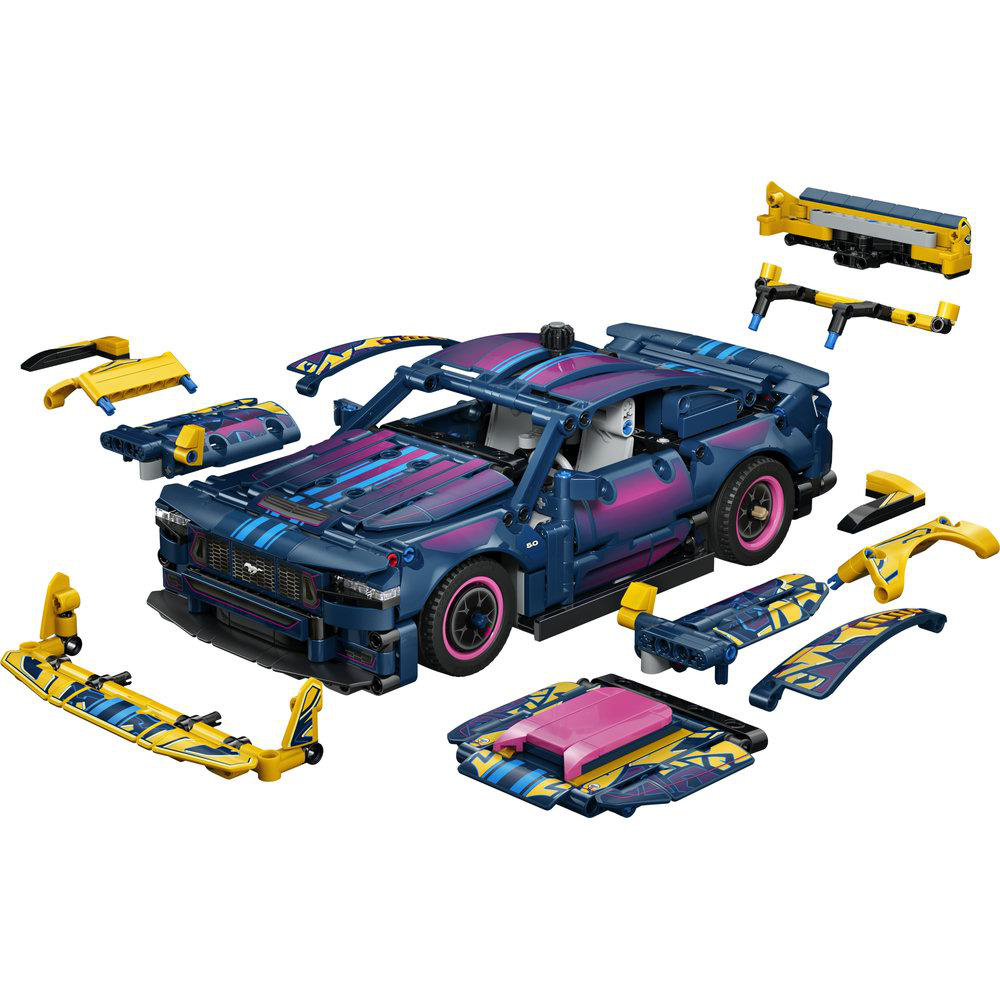 Blaues Lego-Auto mit pinken und blauen Streifen, umgeben von gelben Bauteilen.