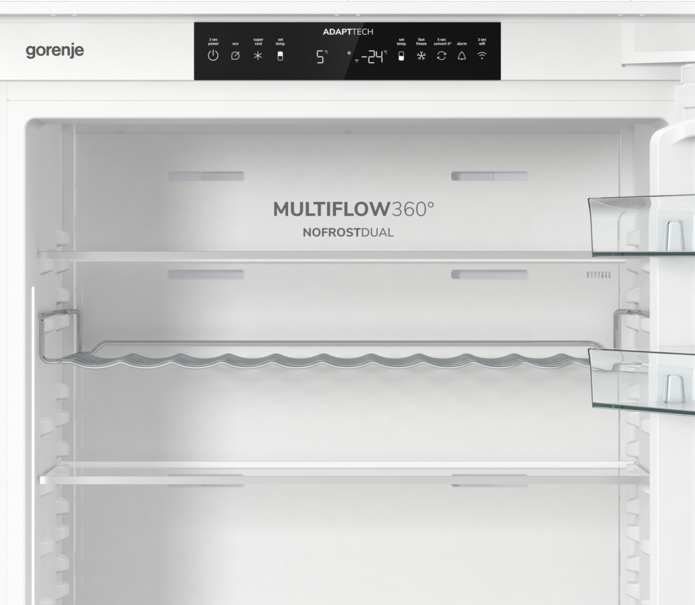 Widok wnętrza otwartej lodówki Gorenje z szklanymi półkami i panelem sterowania.