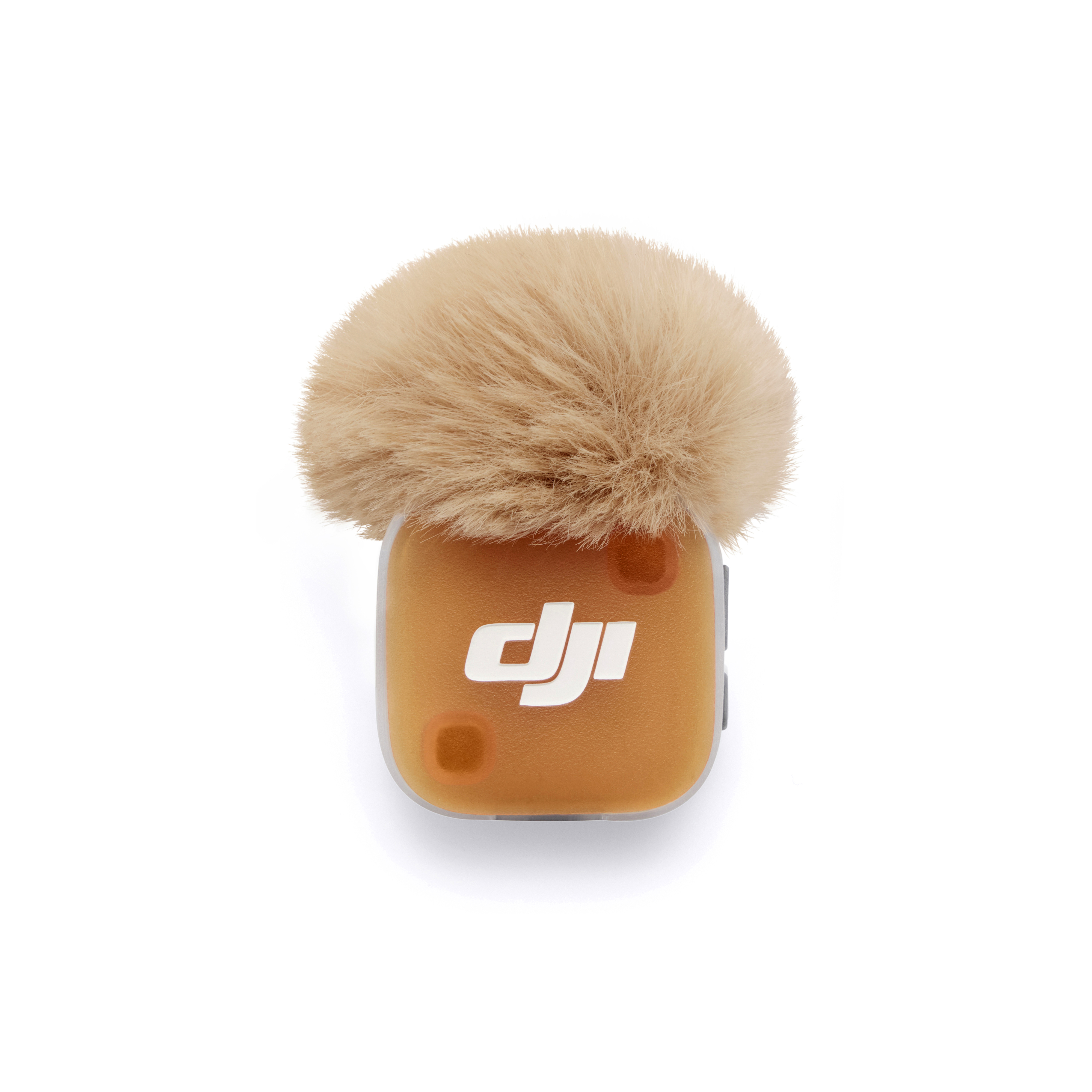 Ein orangefarbenes DJI-Mikrofon mit einem braunen Fellwindschutz auf weißem Hintergrund.