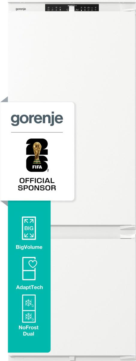 Biała lodówka z logo Gorenje i naklejką sponsora FIFA.