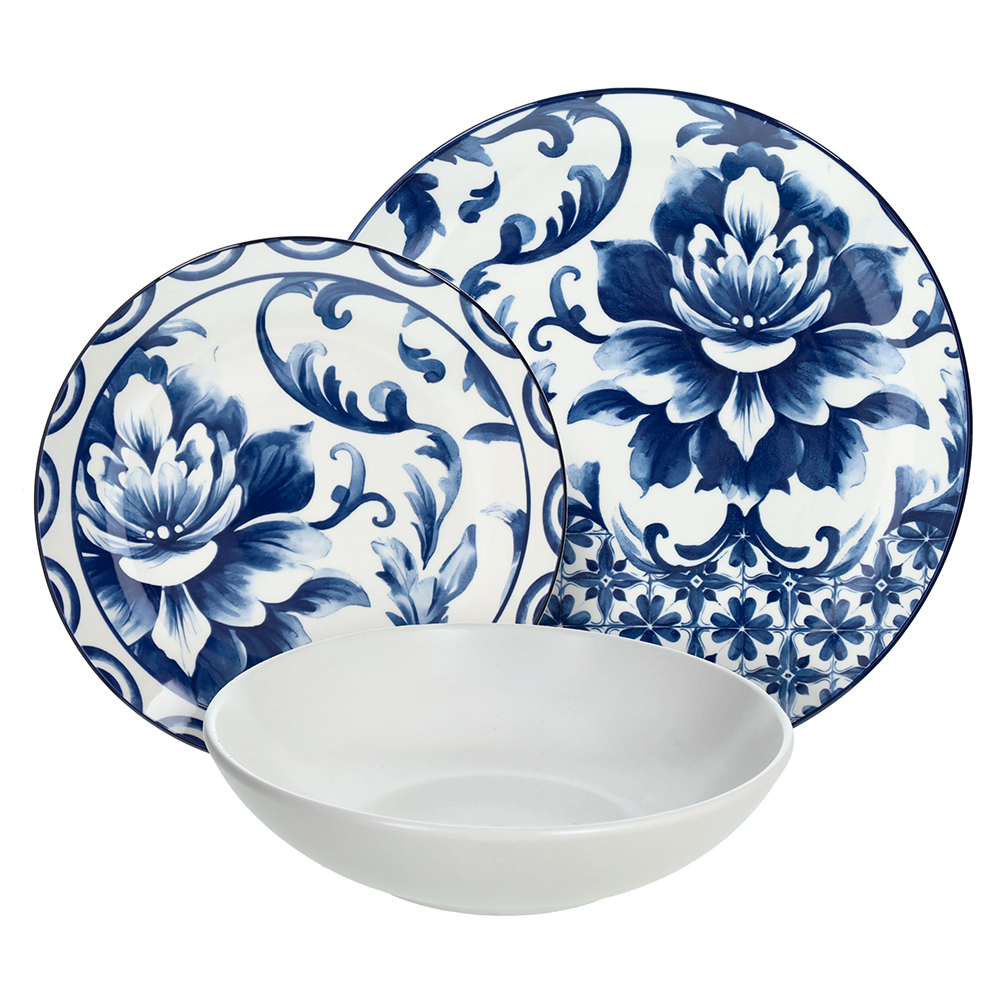 Un piatto bianco con motivo floreale blu e una ciotola bianca.