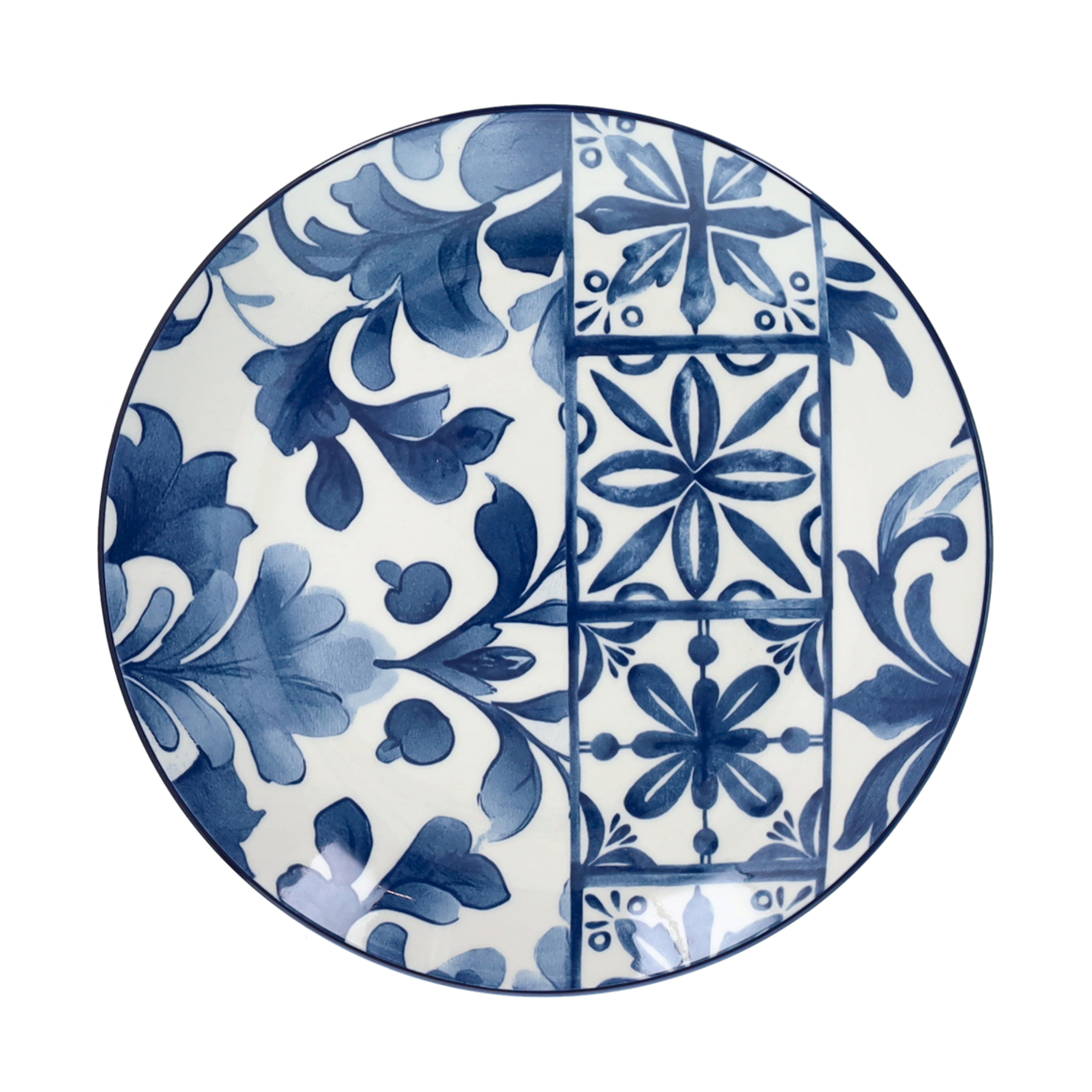 Un piatto rotondo in ceramica bianca con motivi floreali e piastrelle blu.