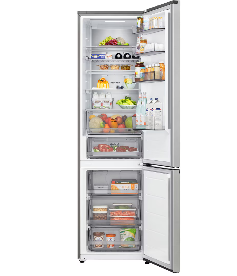 Refrigerador abierto con estantes de comida: frutas, verduras, bebidas y artículos empaquetados.