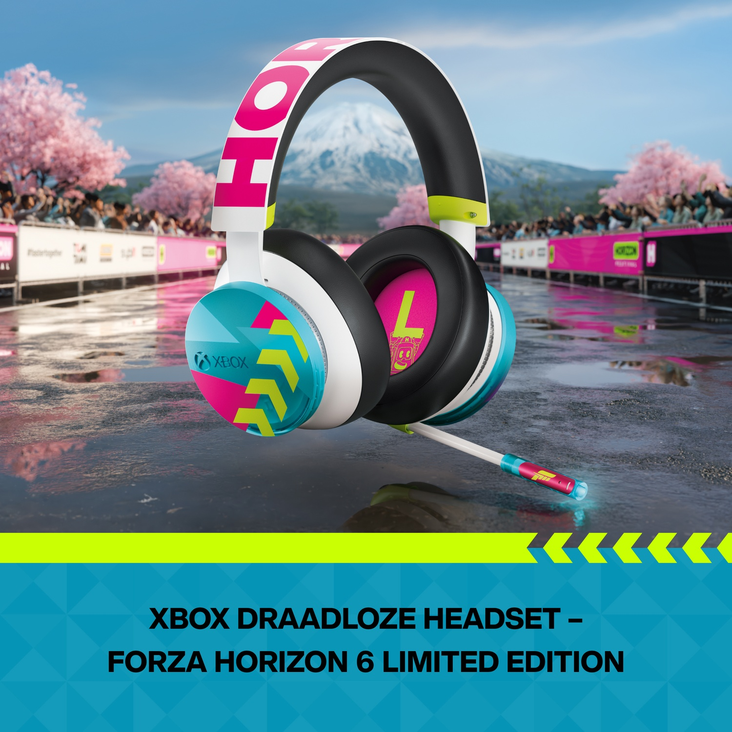 Casque Xbox coloré devant un circuit de course avec des cerisiers en fleurs.