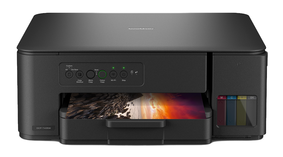 Czarna drukarka z panelem sterowania i włożonym zdjęciem. Widoczne zbiorniki na tusz.