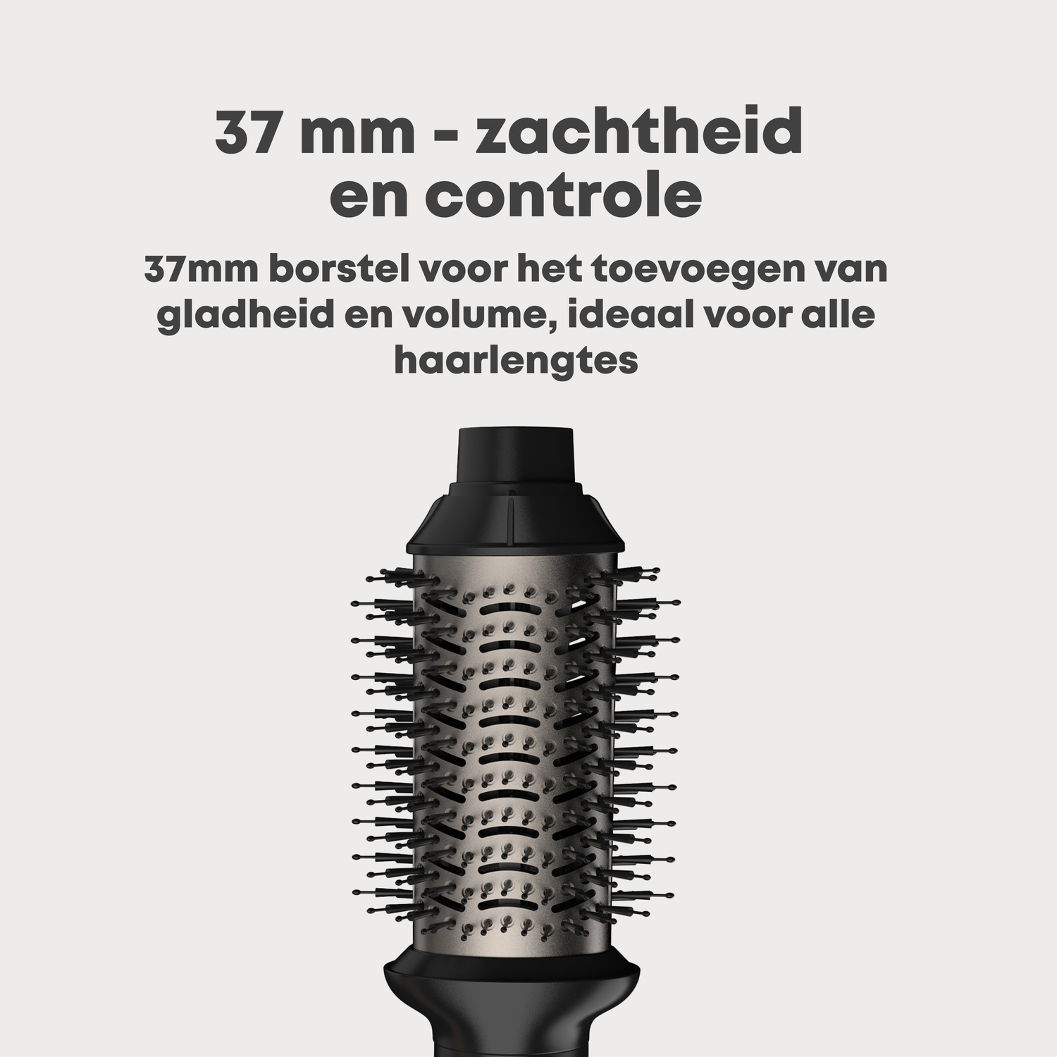 Een 37 mm haarborstelopzetstuk met zwarte borstels en zilveren cilinder.