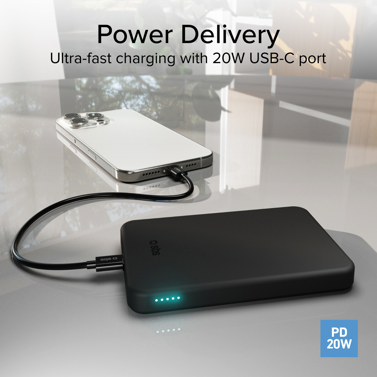 Eine schwarze Powerbank lädt ein weißes Smartphone mit USB-C-Kabel. Vier blaue LEDs zeigen Ladung.