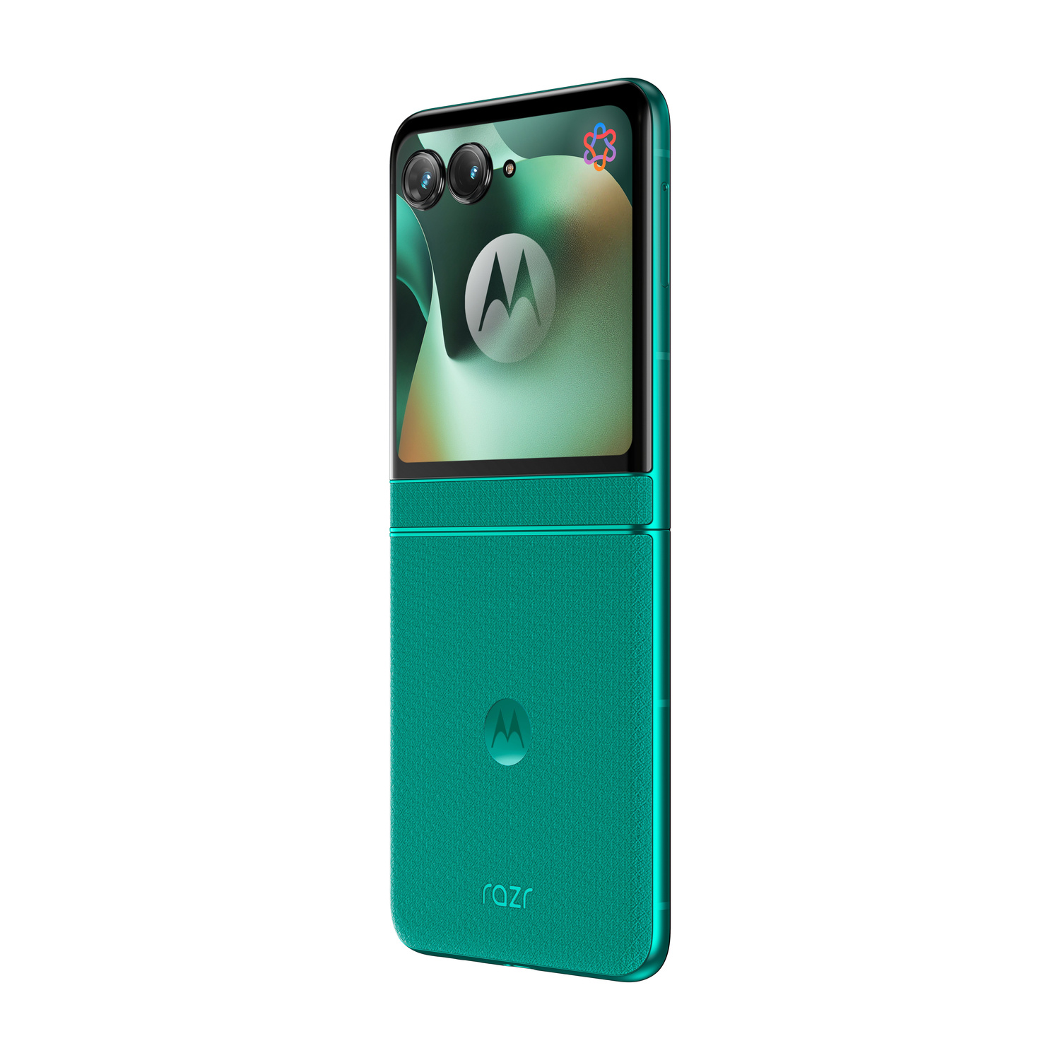 Un telefono flip verde acqua, aperto, che mostra doppie fotocamere e uno schermo con il logo Motorola.