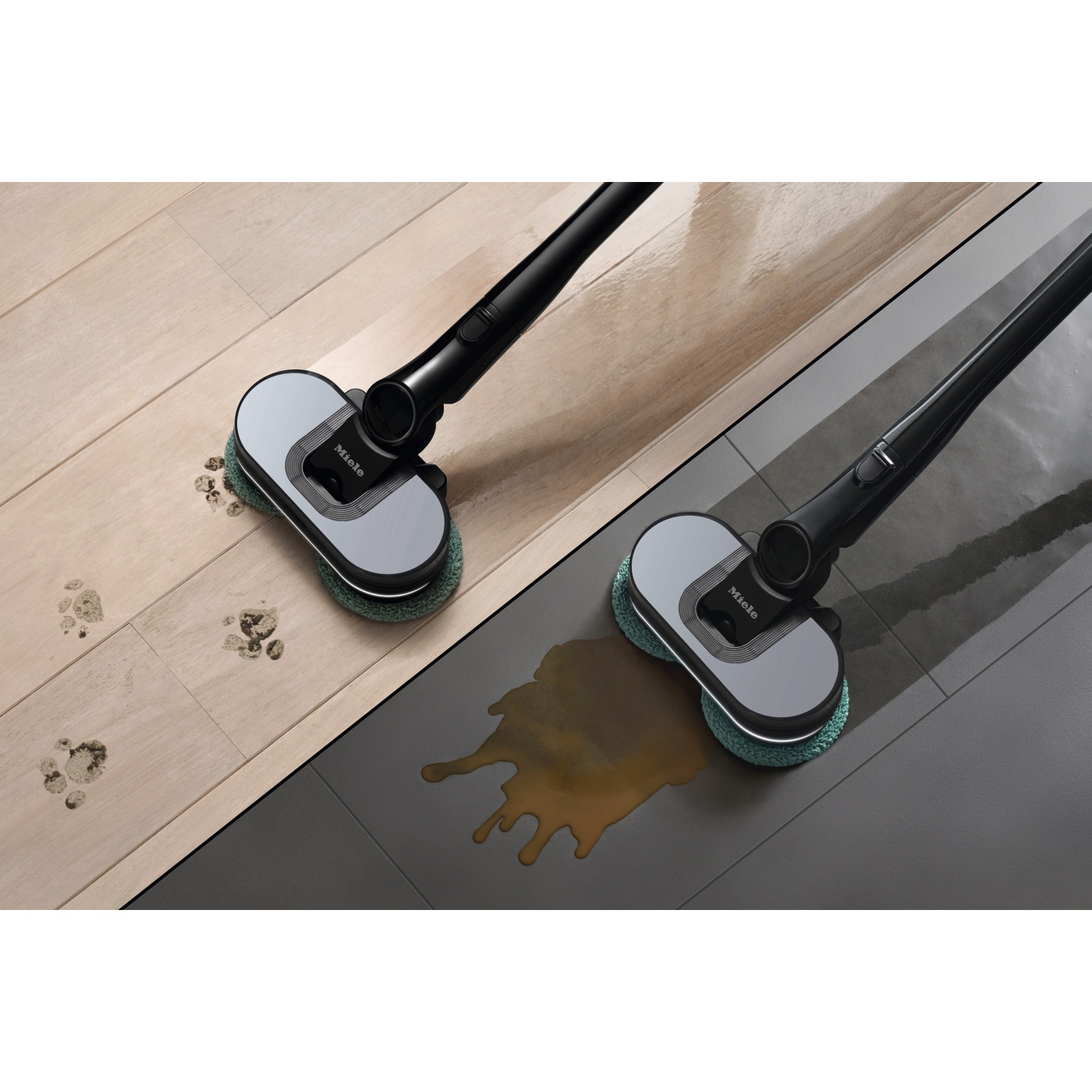 Deux nettoyeurs de sol Miele sur différents sols. Un sur bois avec empreintes de pattes, un sur carrelage avec déversement.