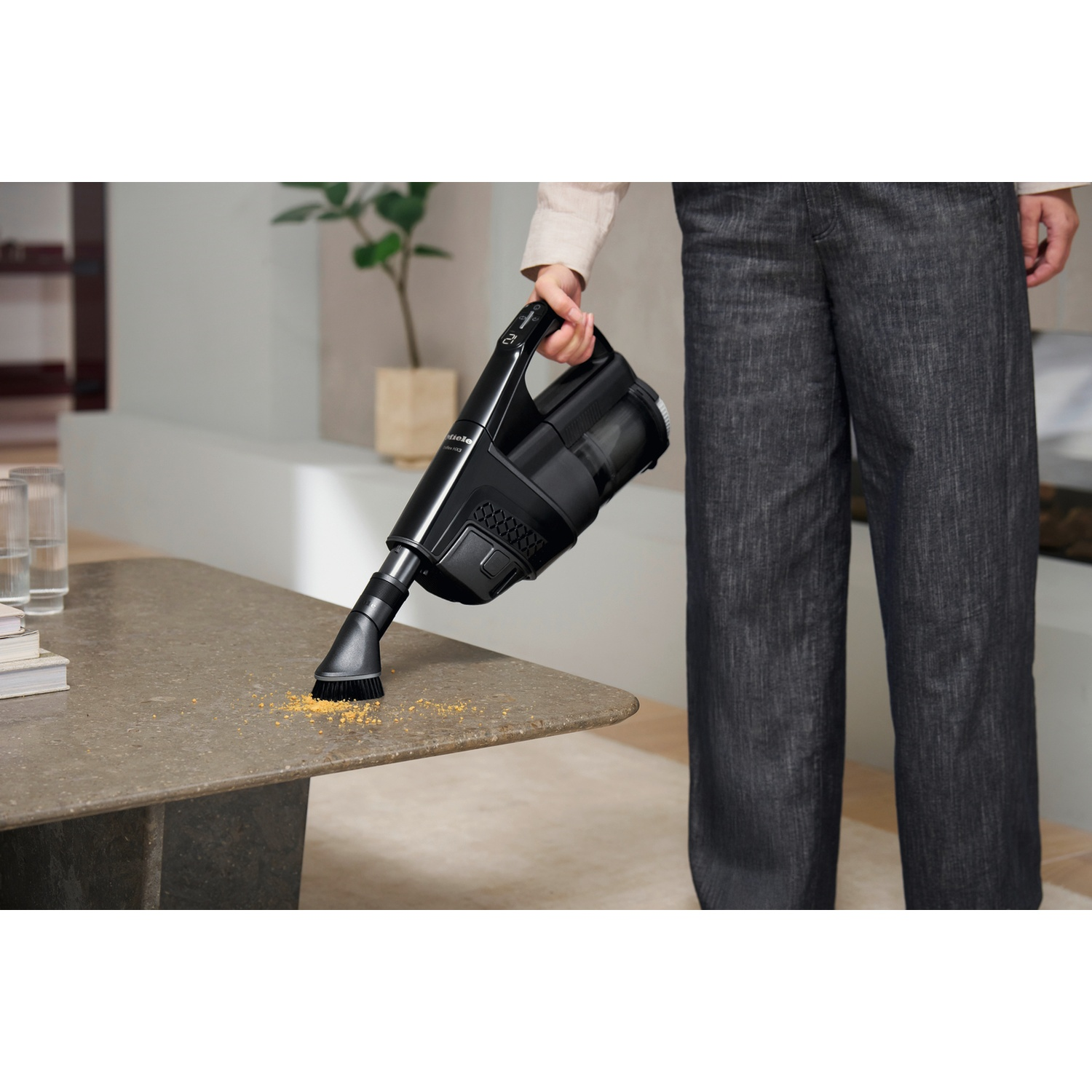 Personne passe l'aspirateur sur des miettes d'une table en pierre.