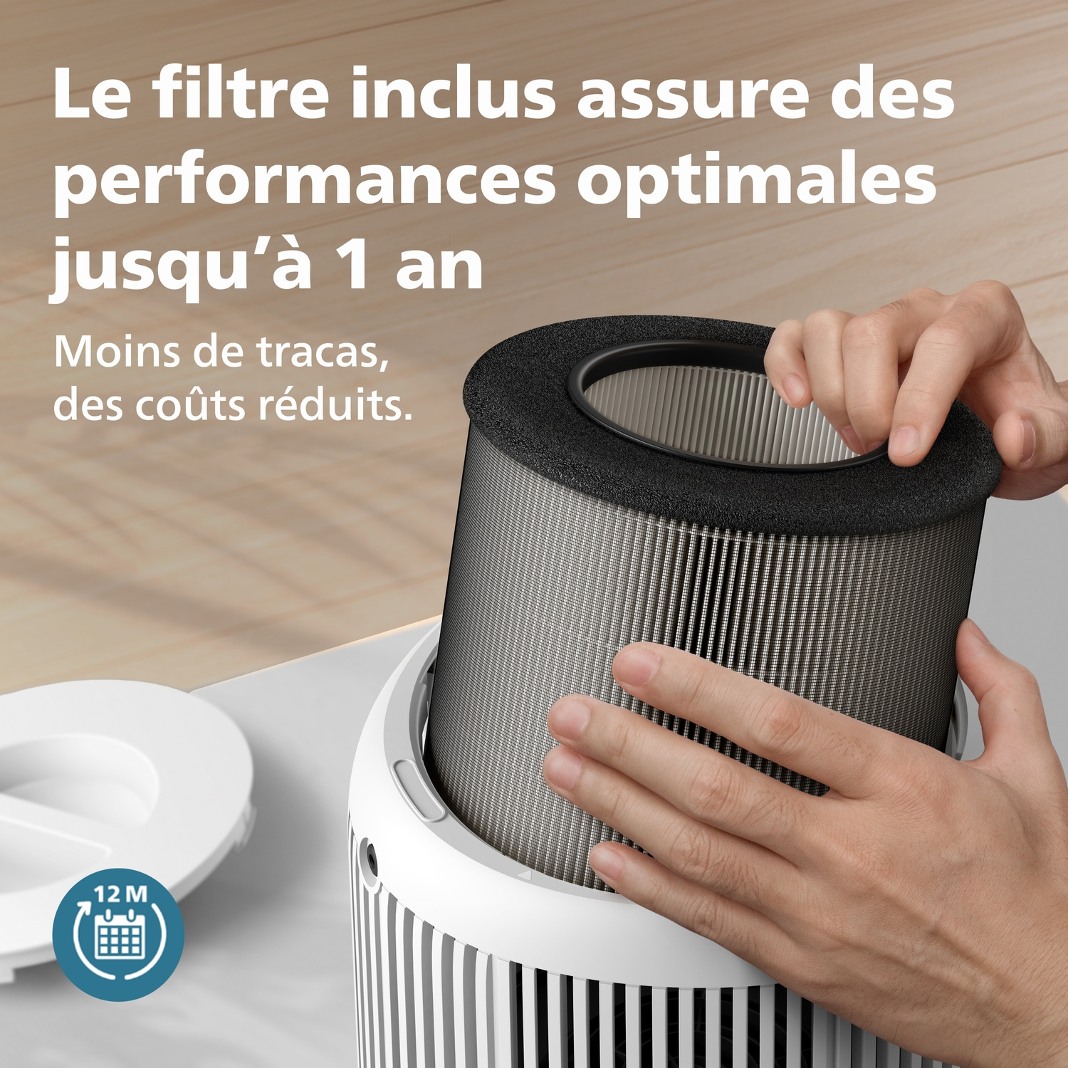 Une personne insère un filtre à air. Graphique bleu 12M.