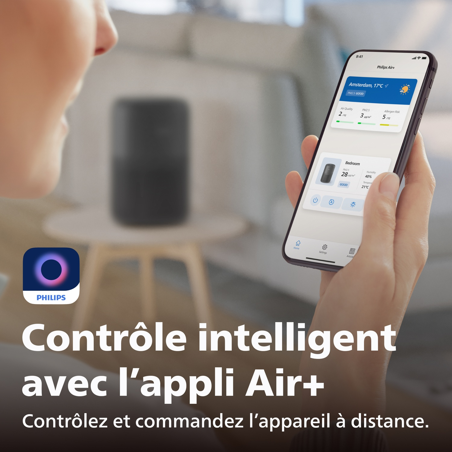 Une personne tient un smartphone affichant l'application Philips Air+. L'app affiche des données sur la qualité de l'air.