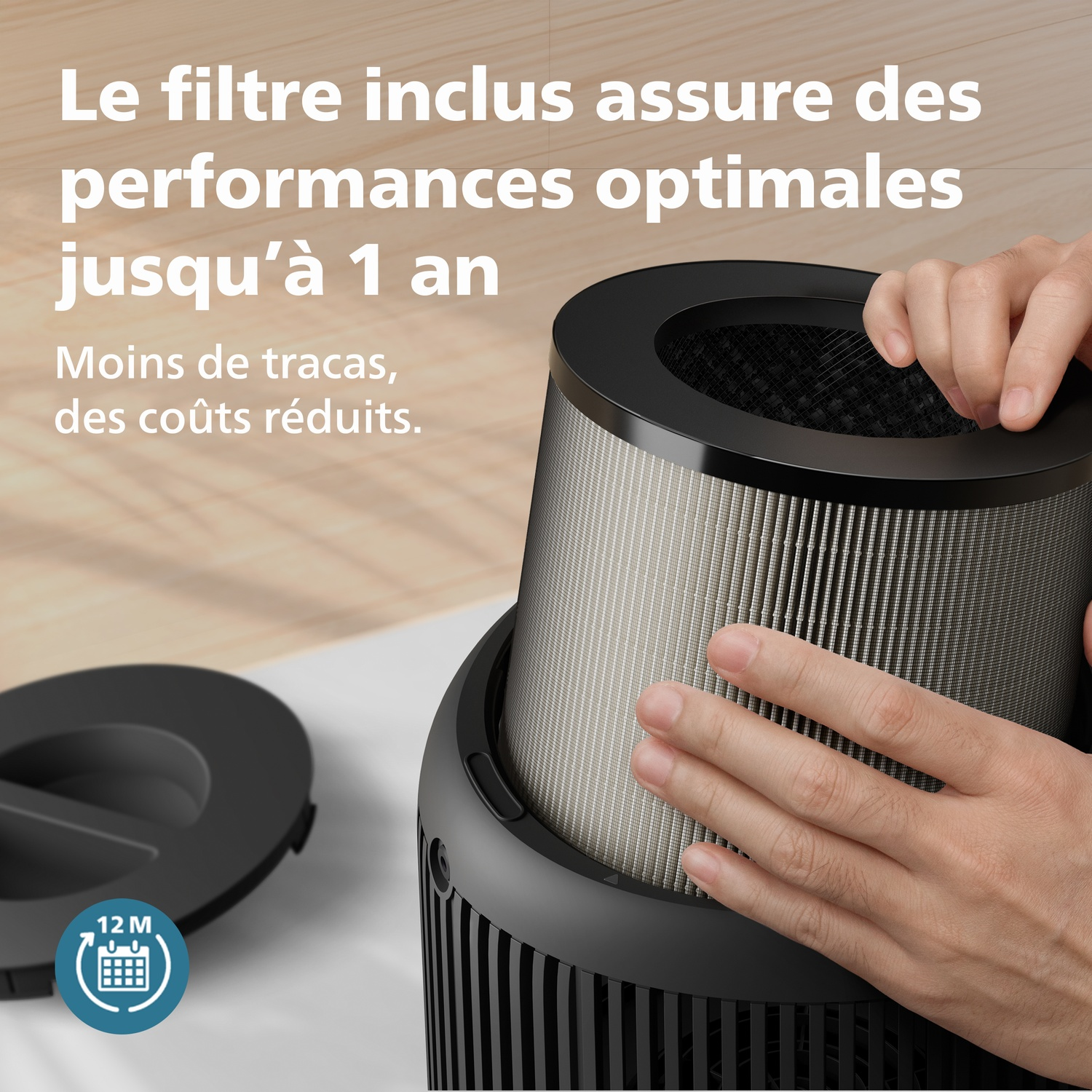 Une personne remplace un filtre à air qui dure jusqu'à 1 an.