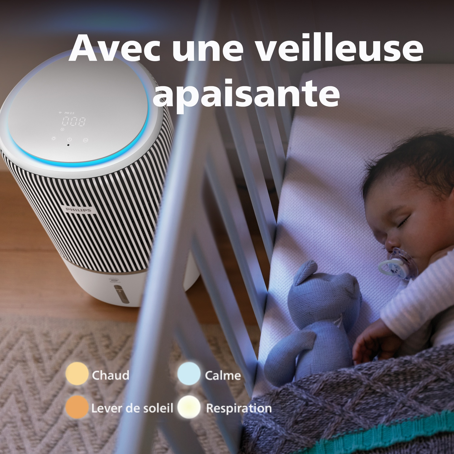 Un bébé dort dans un lit à barreaux à côté d'un purificateur d'air Philips.