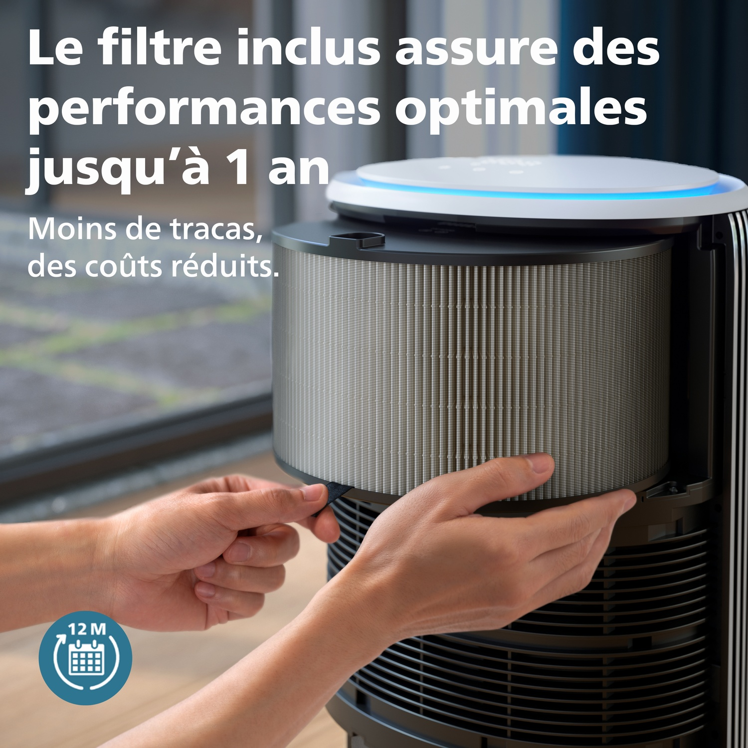 Une personne change un filtre à air dans un appareil. Icône 12M.