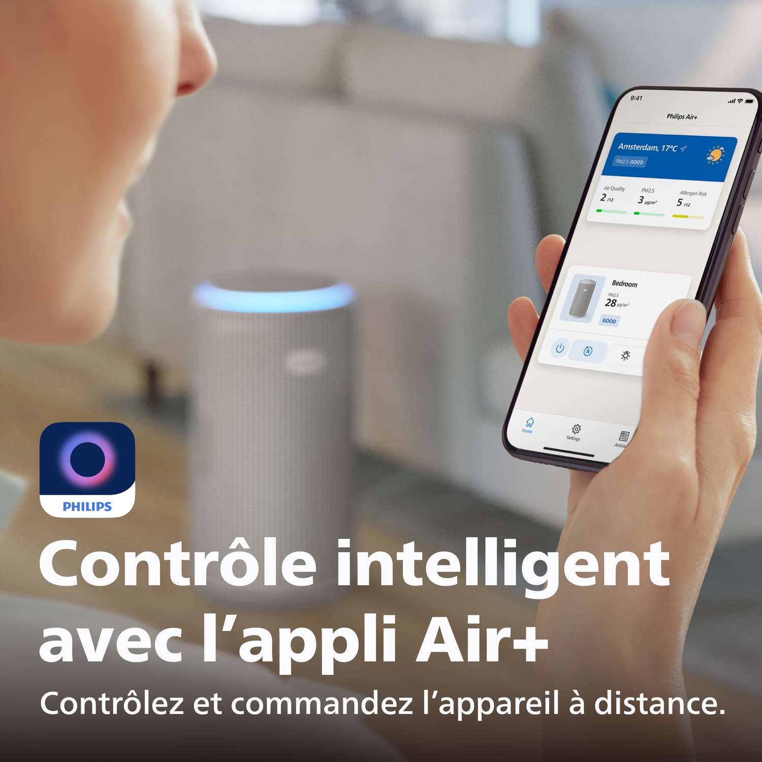 Personne tient smartphone avec app Philips Air+ affichant qualité air et chambre.