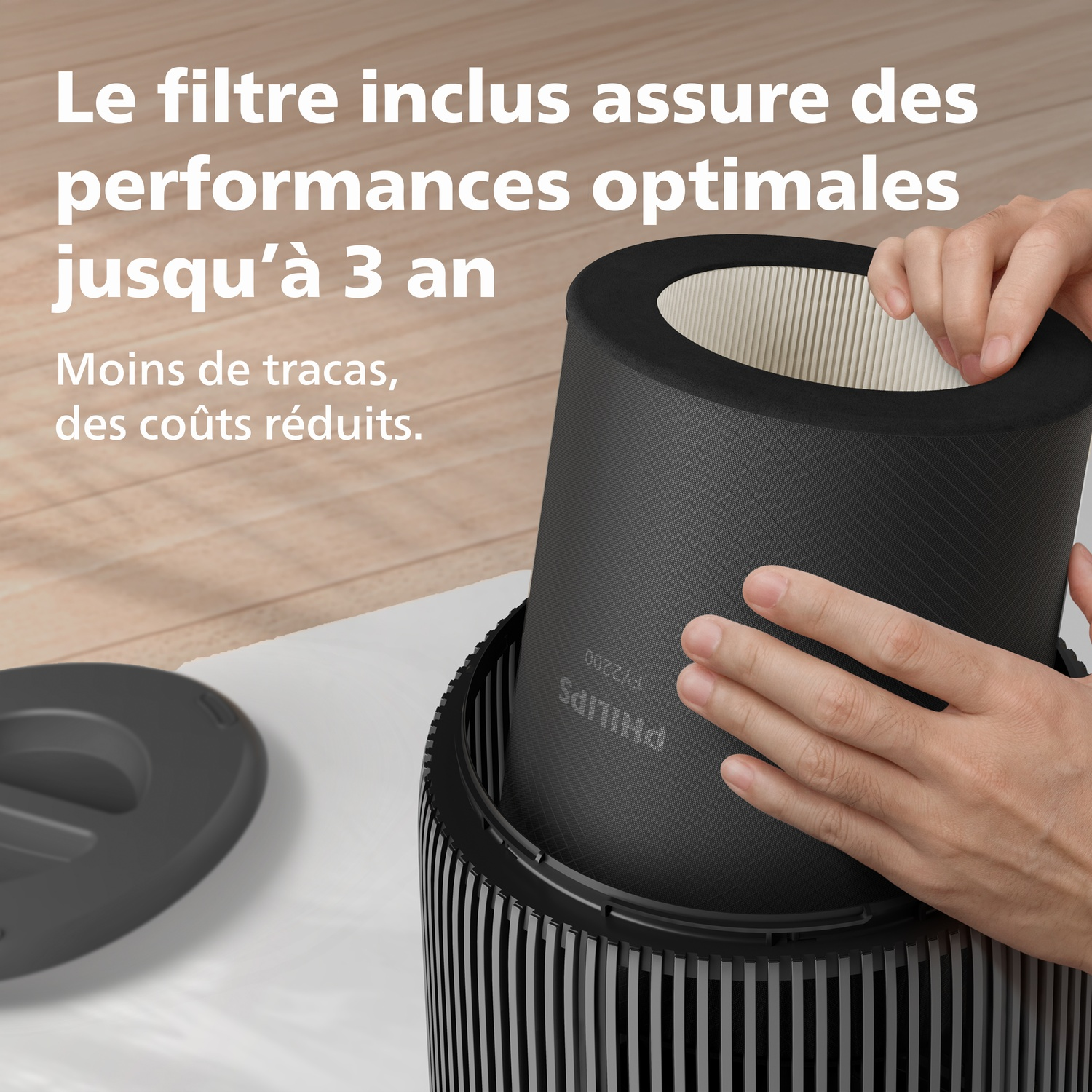 Une personne remplace un filtre noir dans un purificateur d'air.