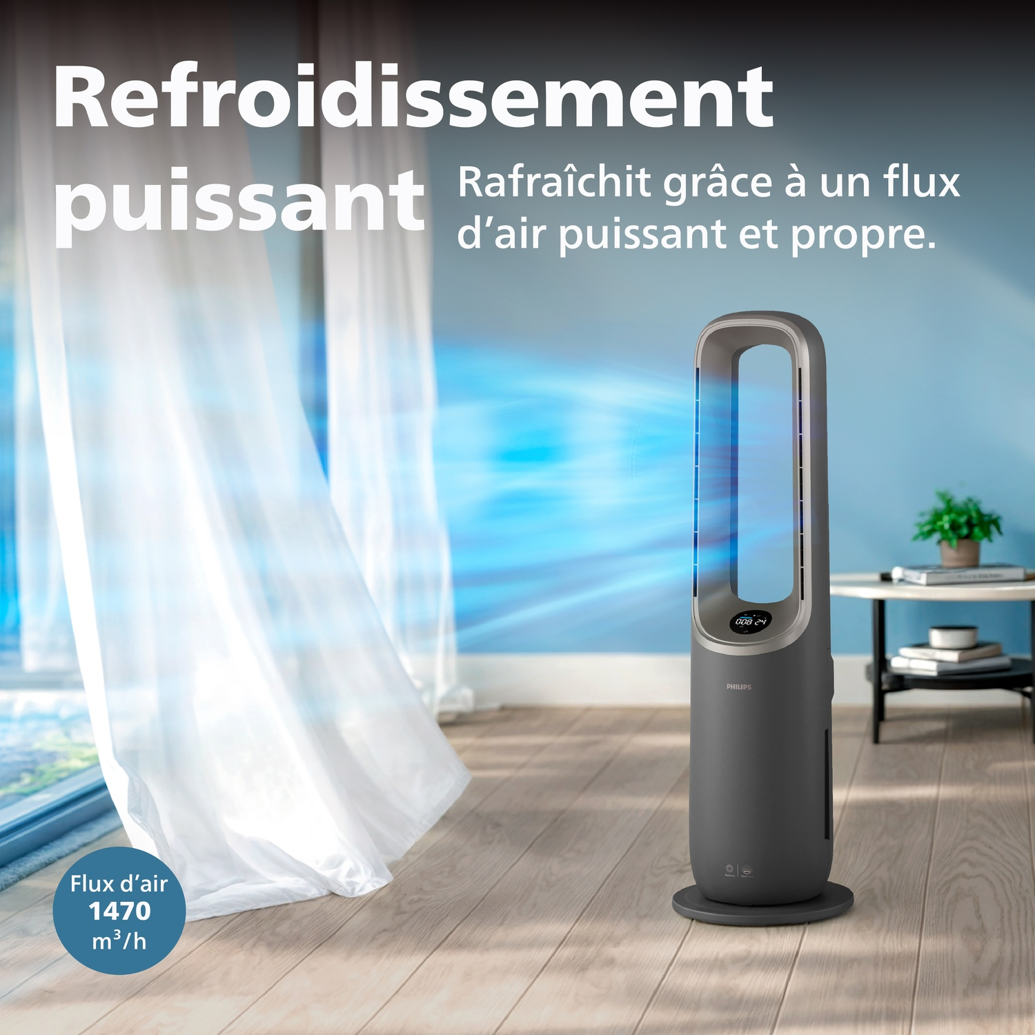 Un ventilateur tour épuré et sombre émet un flux d'air bleu à travers des rideaux blancs.