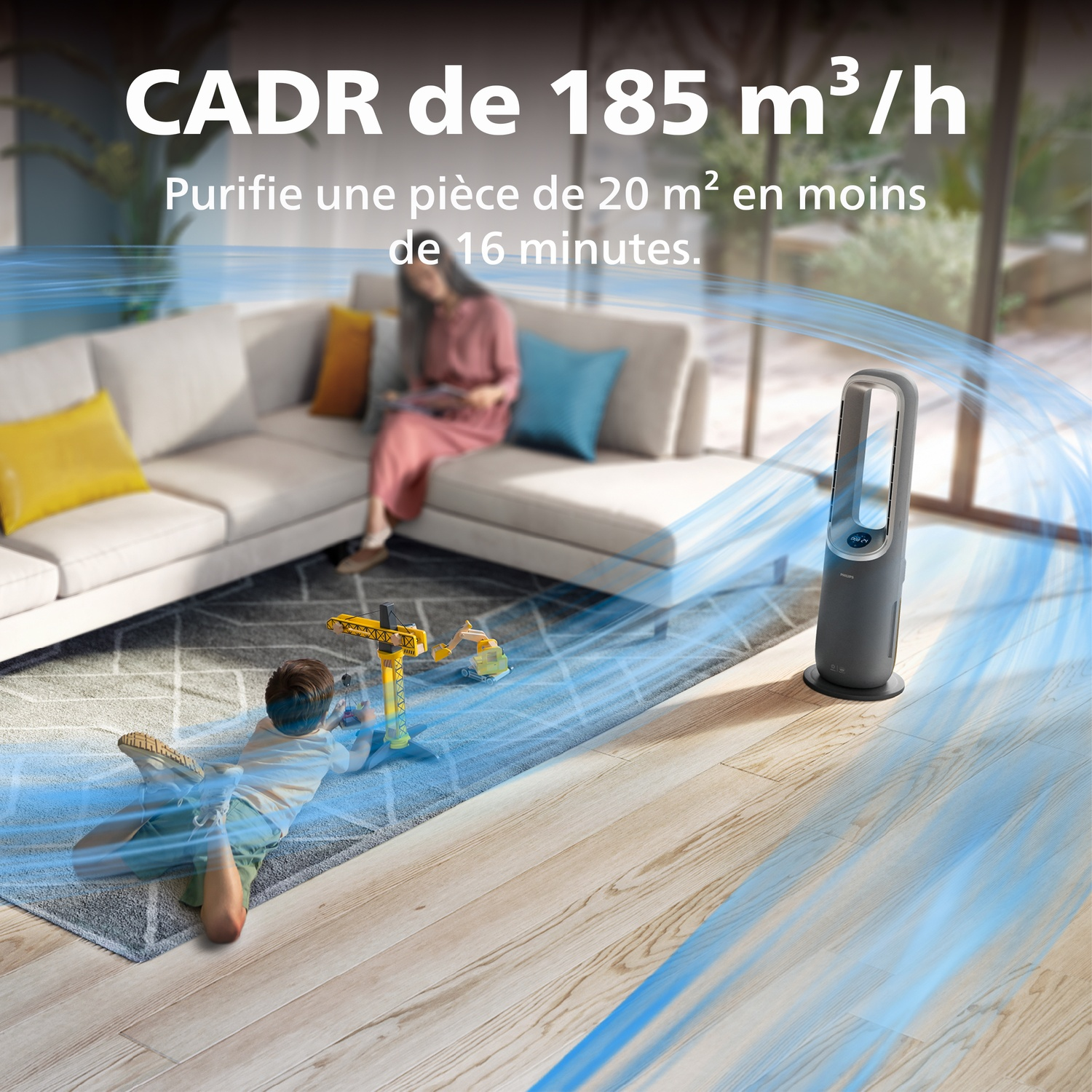 Un purificateur d'air dans un salon où un enfant joue avec des jouets et une femme assise sur le canapé.