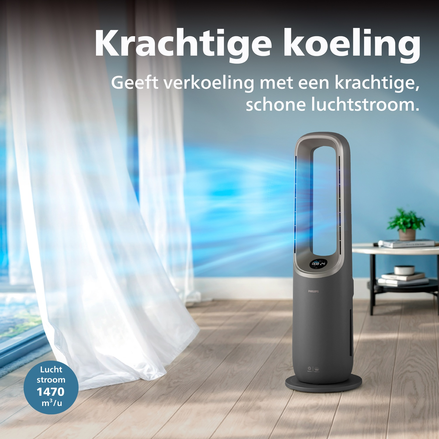 Een donkere torenventilator geeft blauwe luchtstroom af naast een wuivend gordijn.