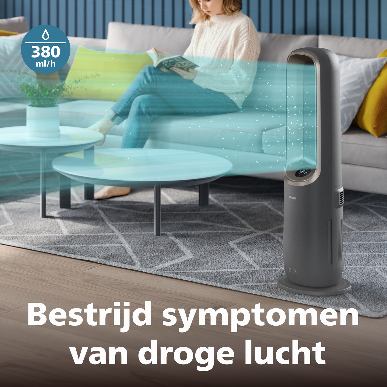 Een luchtbevochtiger geeft mist af terwijl een vrouw leest op een bank.