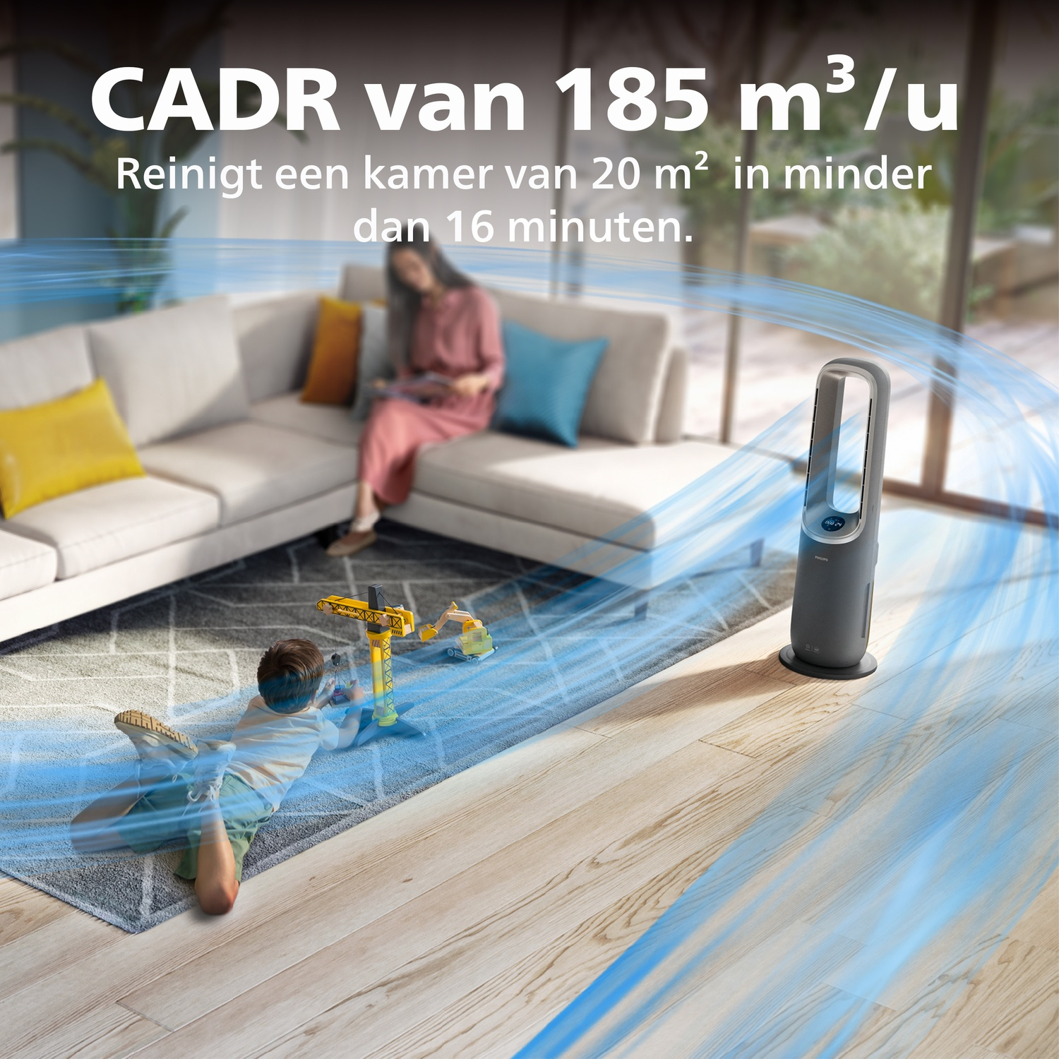 Een luchtreiniger in een woonkamer die blauwe luchtstroom genereert, met een kind dat speelt.