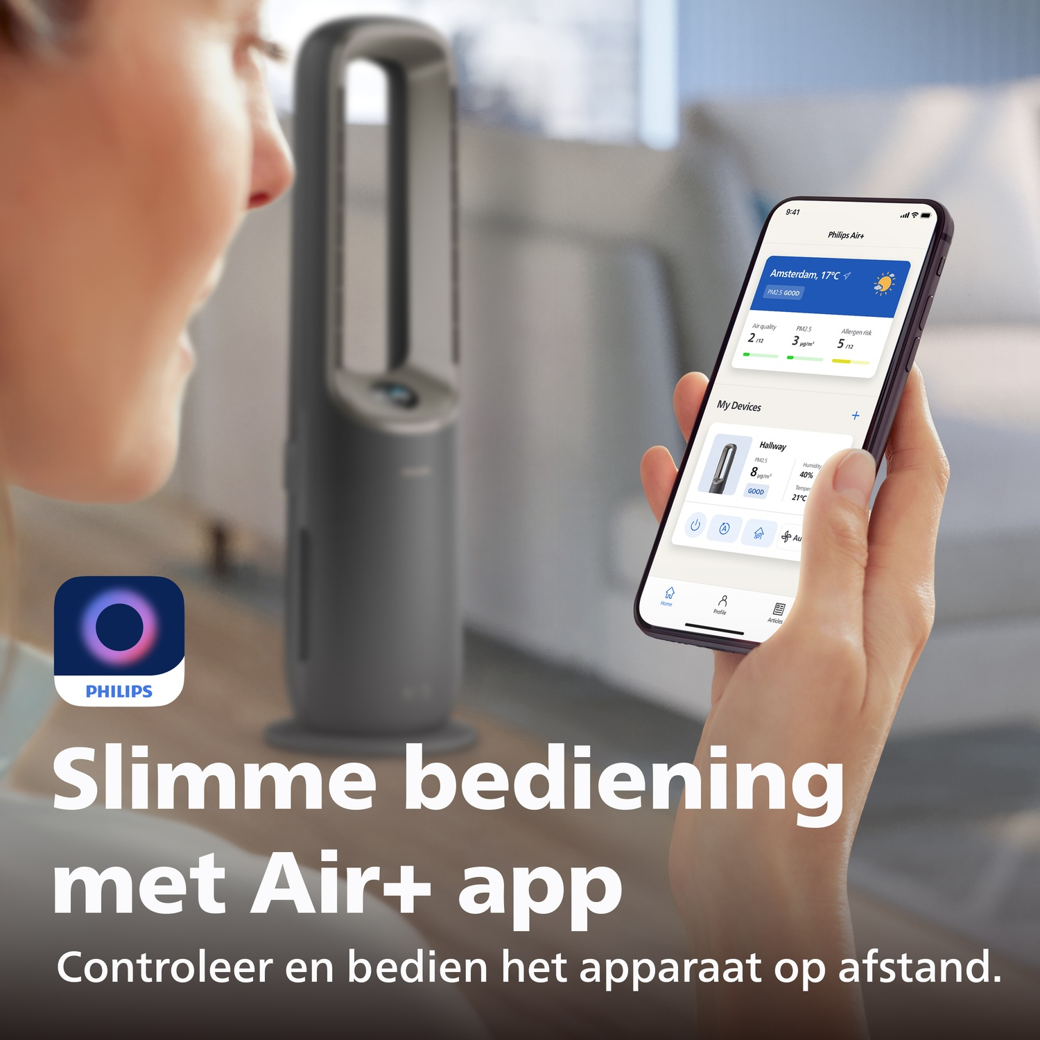 Een persoon houdt een smartphone met de Philips Air+ app vast naast een luchtreiniger.