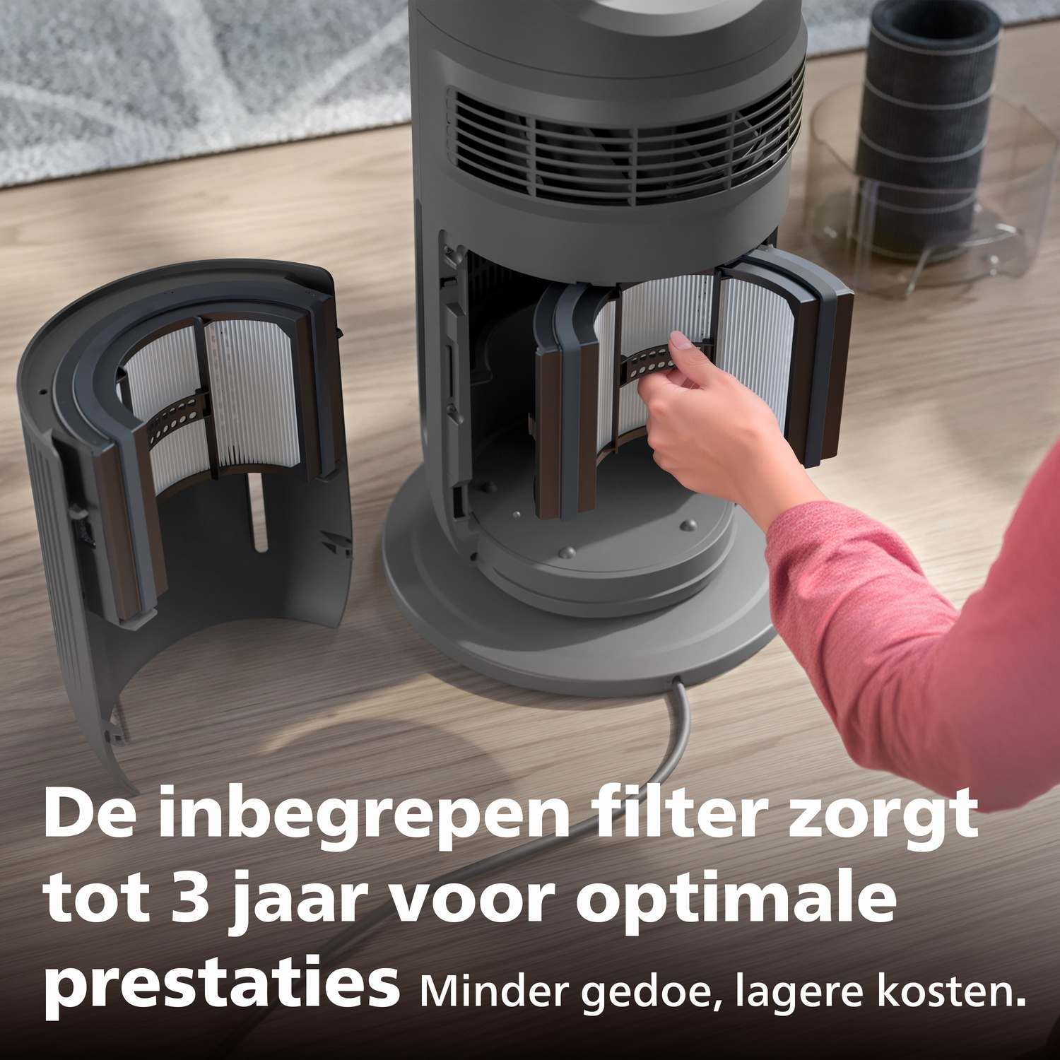 Persoon wisselt filter in luchtreiniger. Grijze hoofdkleur, witte filters.