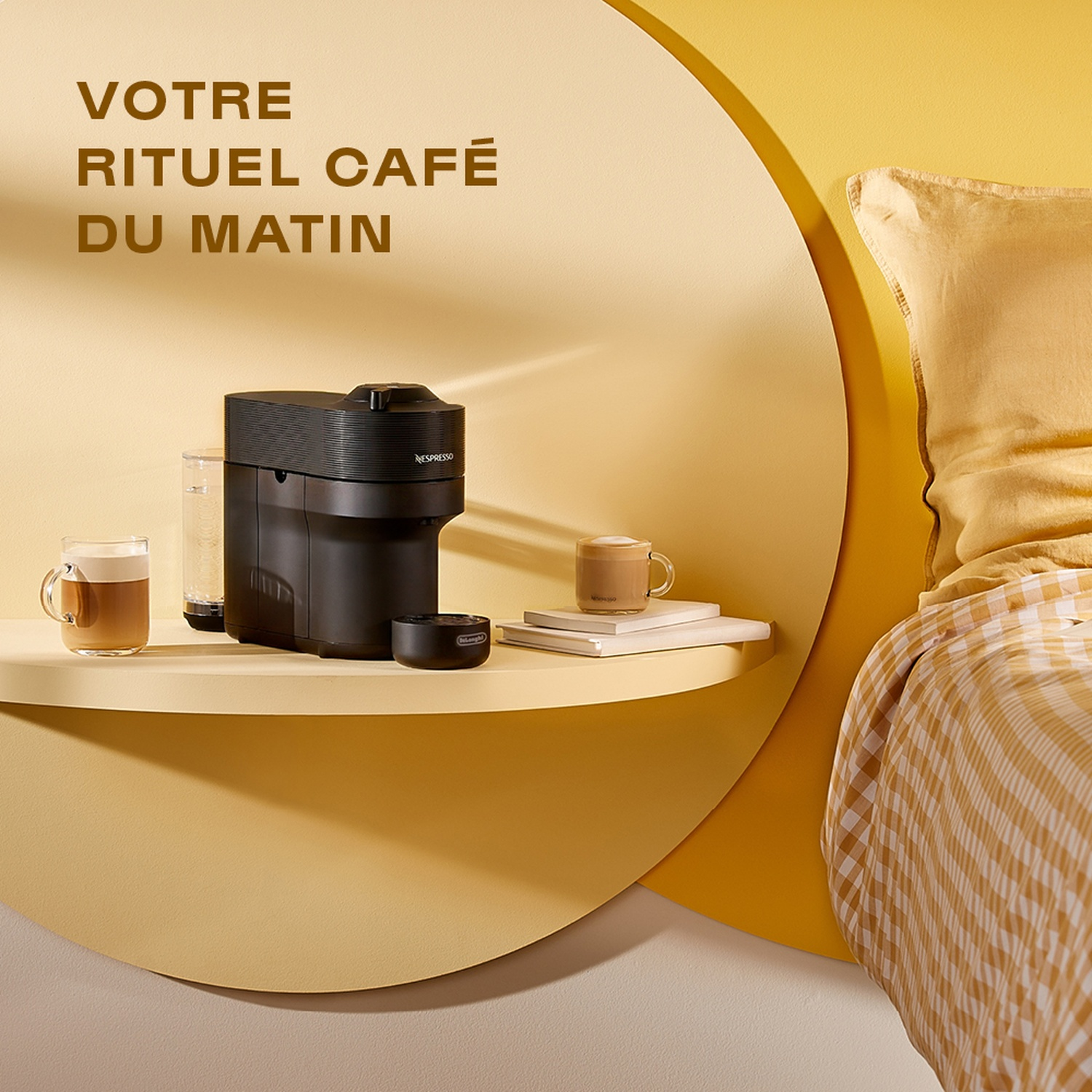 Machine à café noire sur étagère jaune avec tasses et livres. Lit à l'arrière.