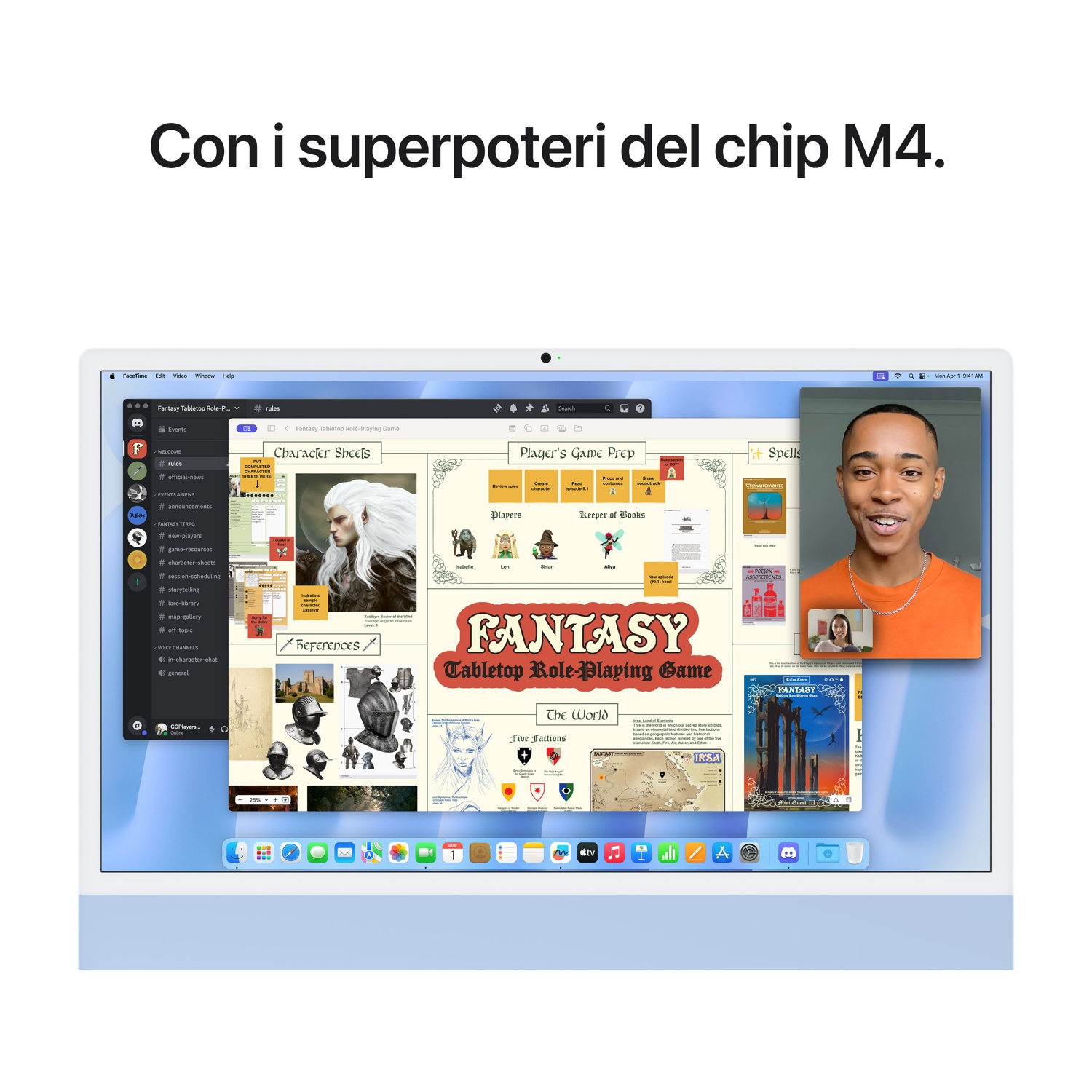 Un uomo parla alla telecamera, con uno schermo Mac che mostra un'interfaccia di gioco di ruolo sullo sfondo.