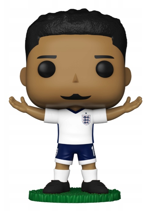 Figurka Funko Pop piłkarza w białej koszulce Anglii i niebieskich spodenkach na trawie.