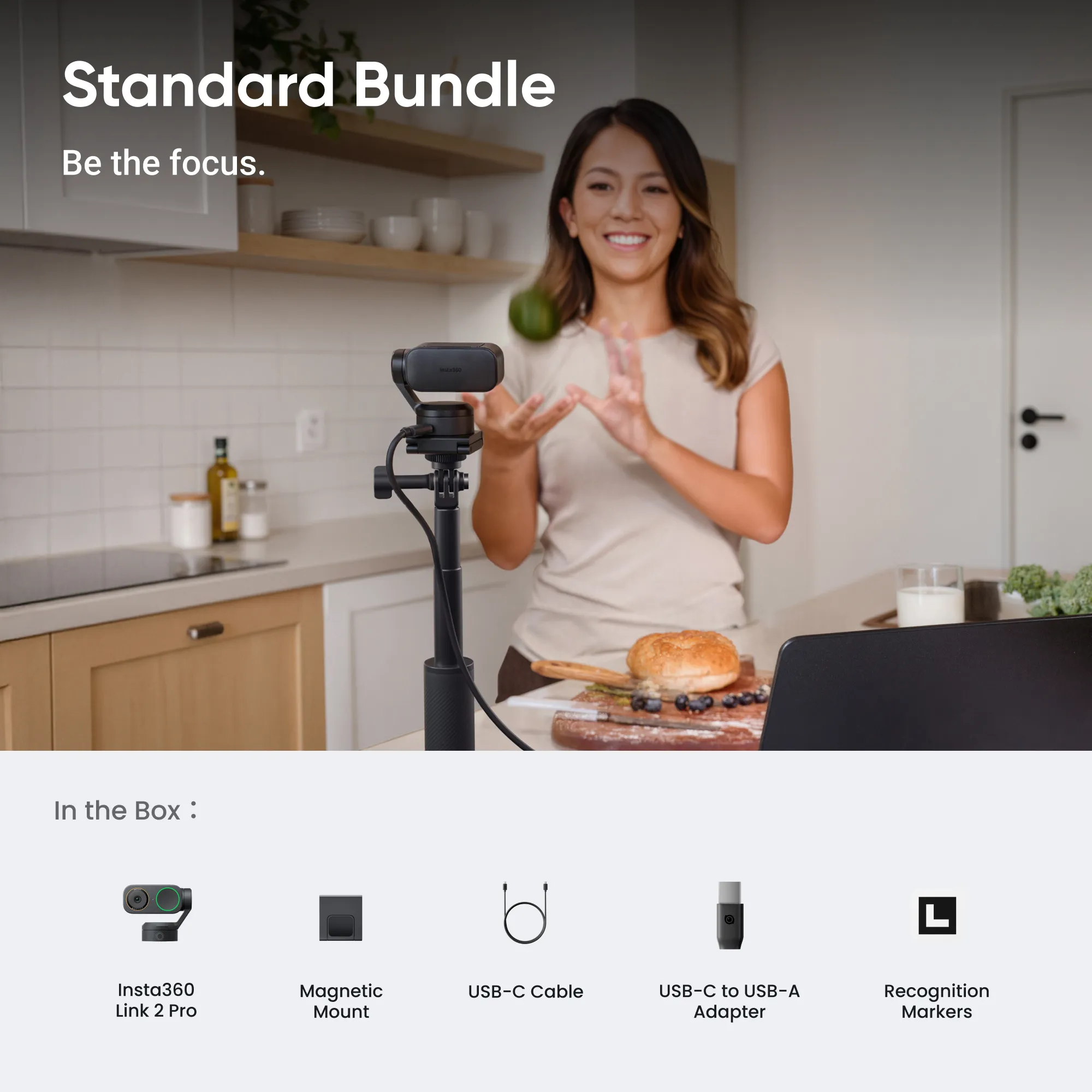 Femme dans une cuisine jongle avec un avocat, une caméra Insta360 sur pied, du pain et un ordinateur portable.