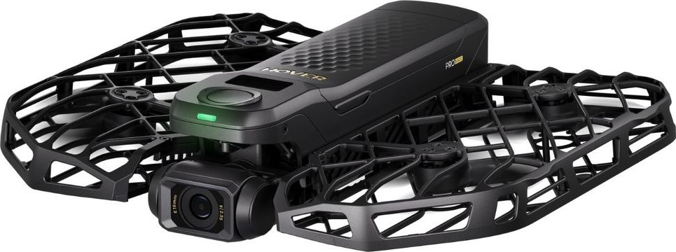 Un drone quadricottero nero con telecamera e protezioni per eliche è mostrato su sfondo bianco.