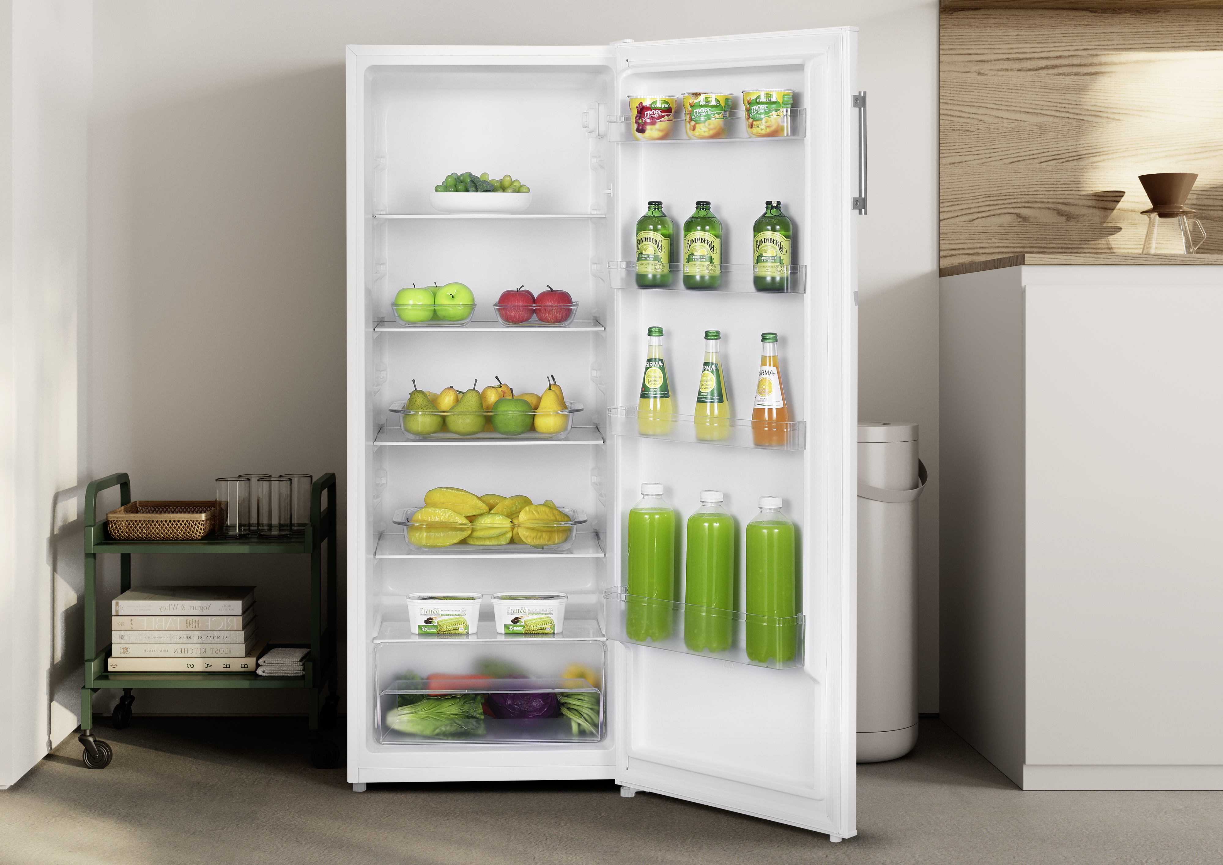 Ein offener Kühlschrank mit Obst, Gemüse und Getränken auf den Regalen.